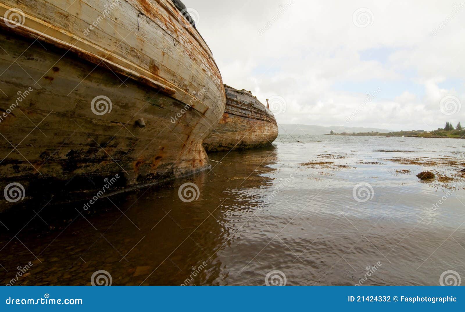 Shipwreck. 被放弃的小船小岛仔细考虑老