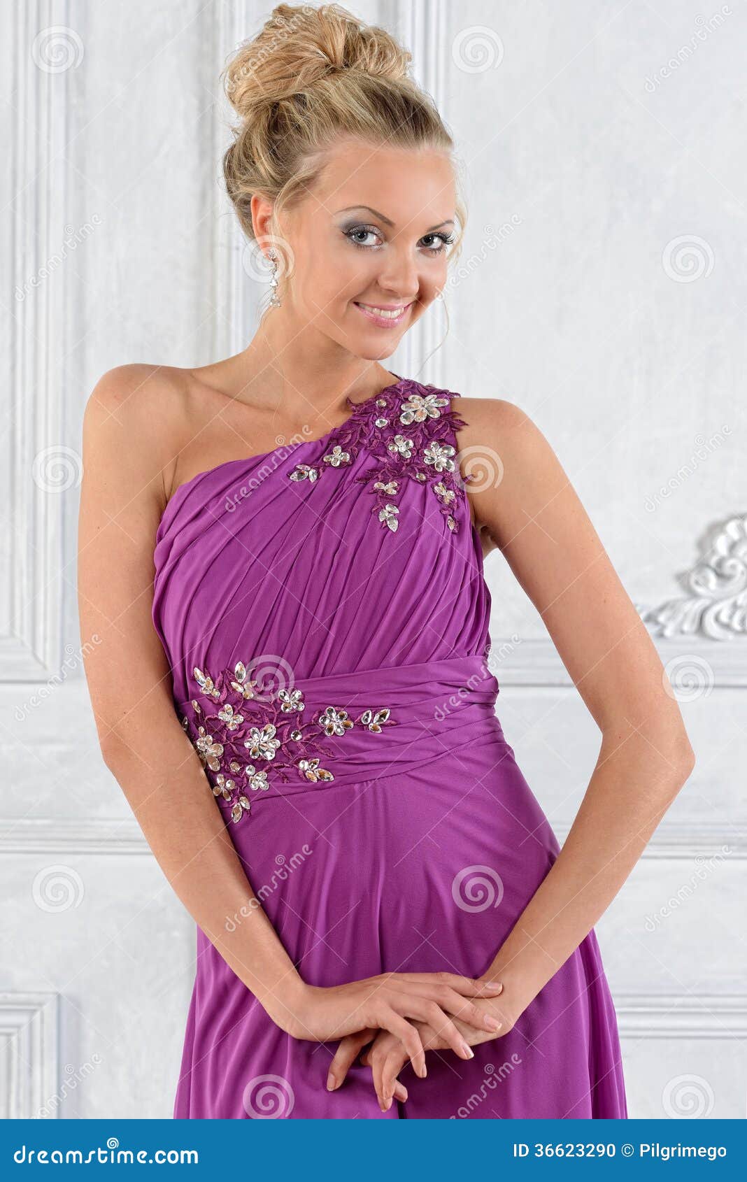 高级感的紫色系礼服，穿起来神秘优雅，衬托绝美气质