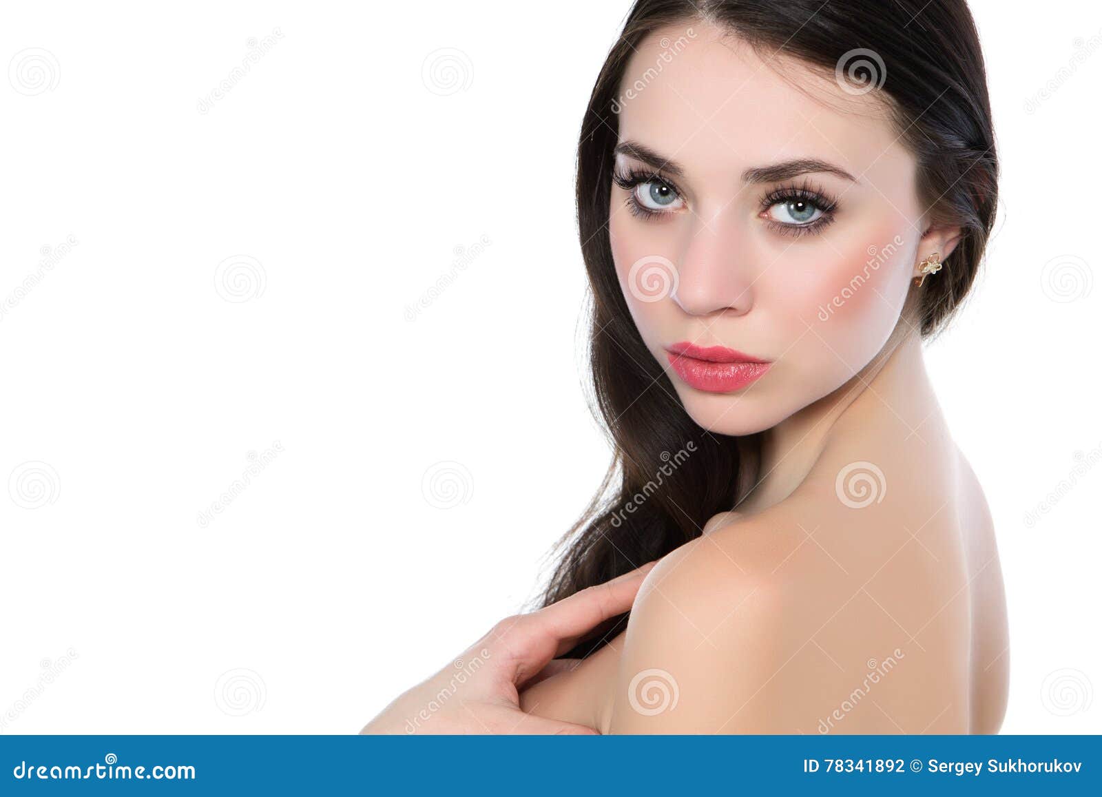 摆在与闭合的眼睛的赤裸美女特写镜头 库存照片. 图片 包括有 女孩, 华美, 肩膀, 敬慕, 卷曲, 发型 - 138543020