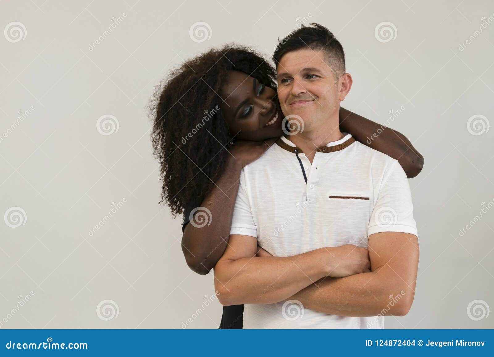 混合的族种浪漫夫妇画象在公园 库存图片. 图片 包括有 纵向, 成人, 军事, 女性, 使用, 肩扛, 约会 - 33353317