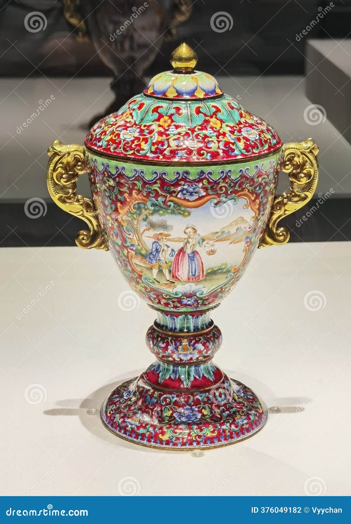 古董清朝乾隆双柄杯，彩绘珐琅杯，西方人物容器，故宫博物院库存照片