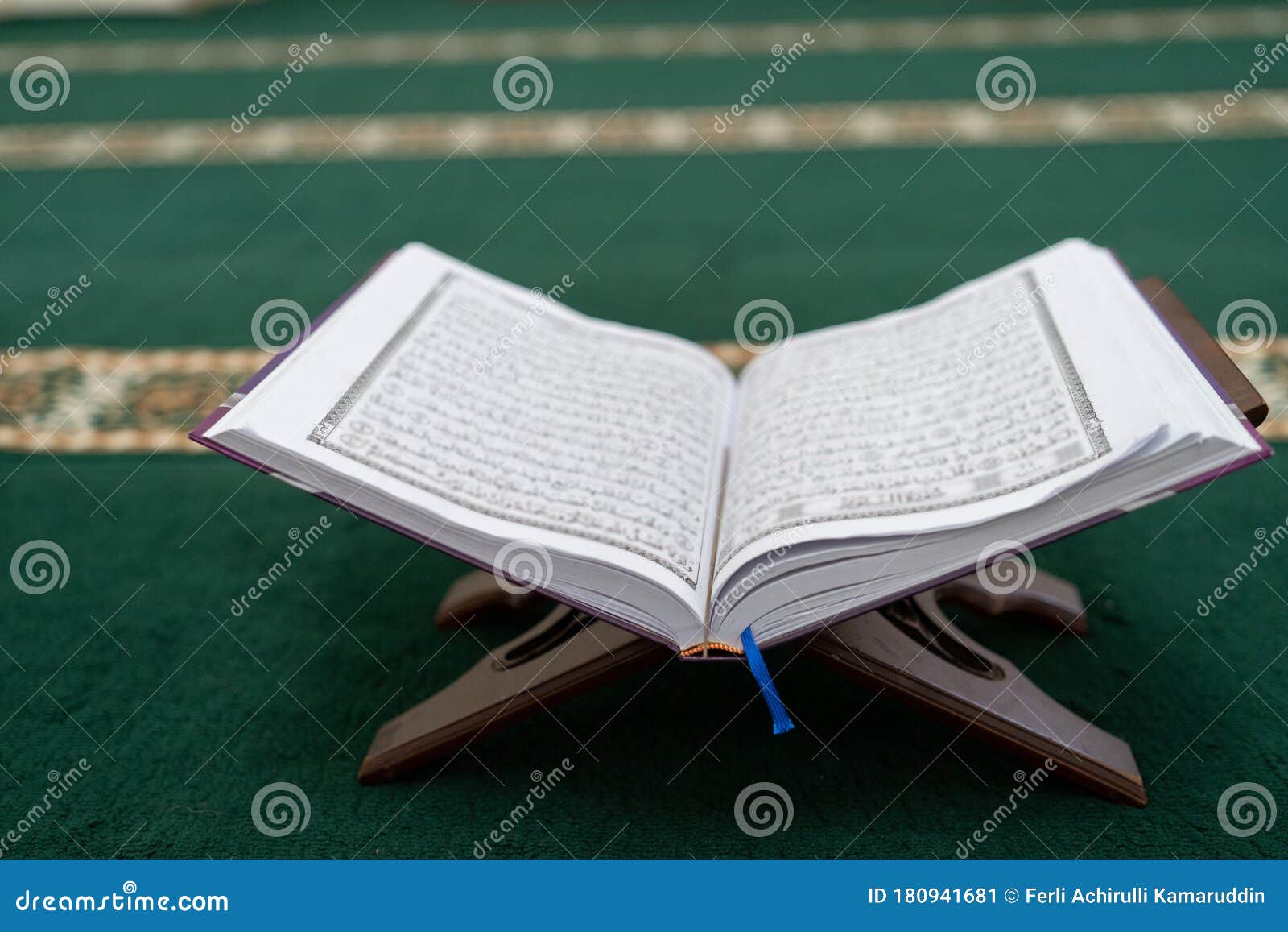 2022年12月29日，圣古兰经中的surah名称是妇女. 古兰经的开页显示苏拉安尼萨 库存照片 - 图片 包括有 çž°ä»£, å ...