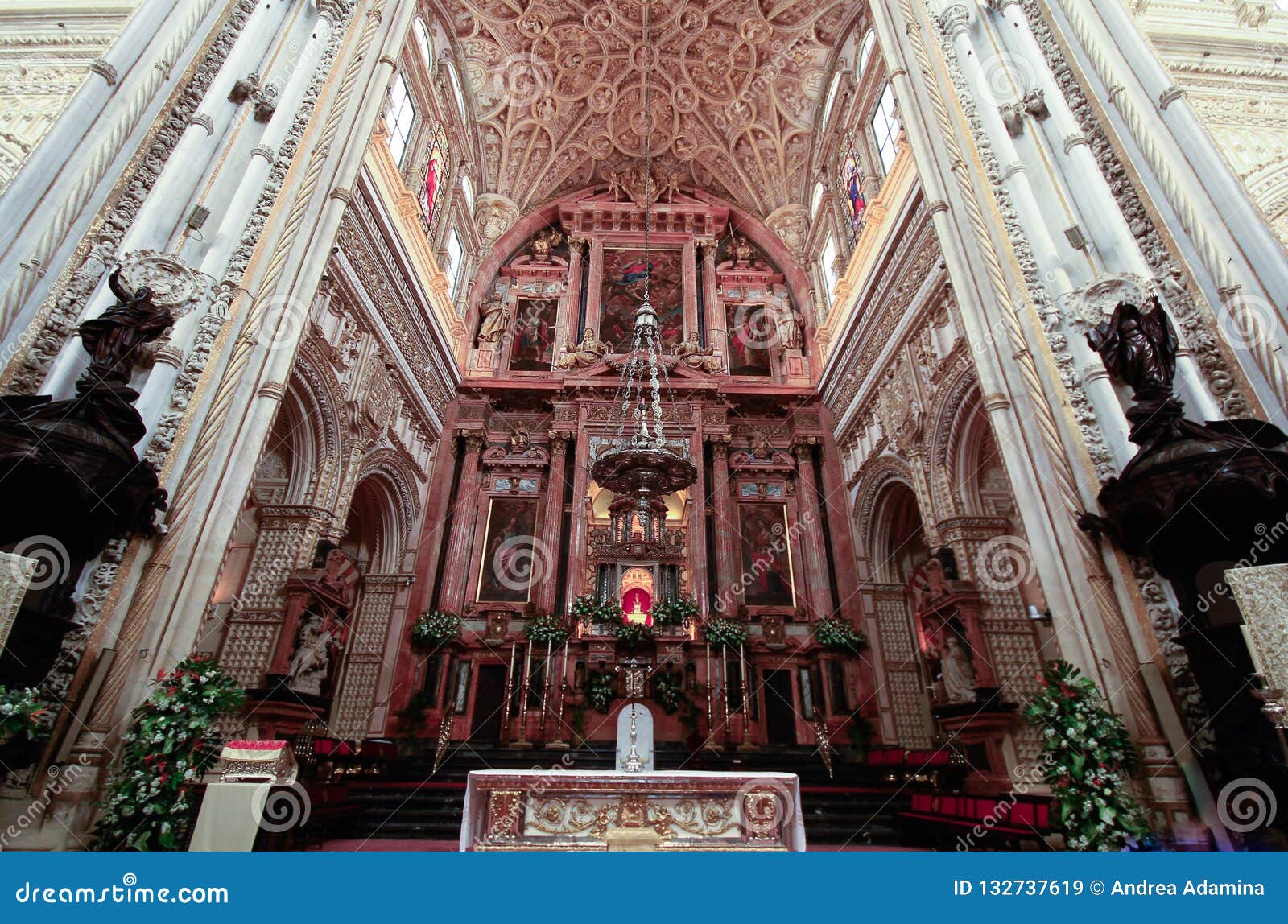 清真寺大教堂的圆顶在科多巴 西班牙安达卢西亚. 科多巴安大路西亚西班牙 - 2015年4月5日：清真寺大教堂的圆顶在科多巴 这个清真寺和大教堂是最重要的纪念碑在科多巴西班牙