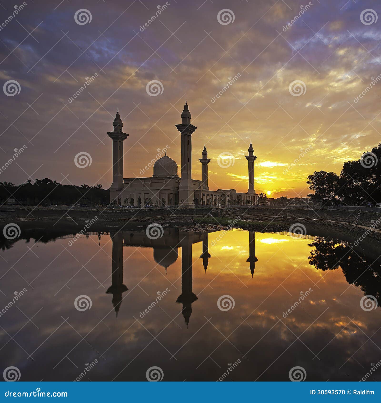 清真寺有日出背景. 清真寺的美好的反射有日出背景