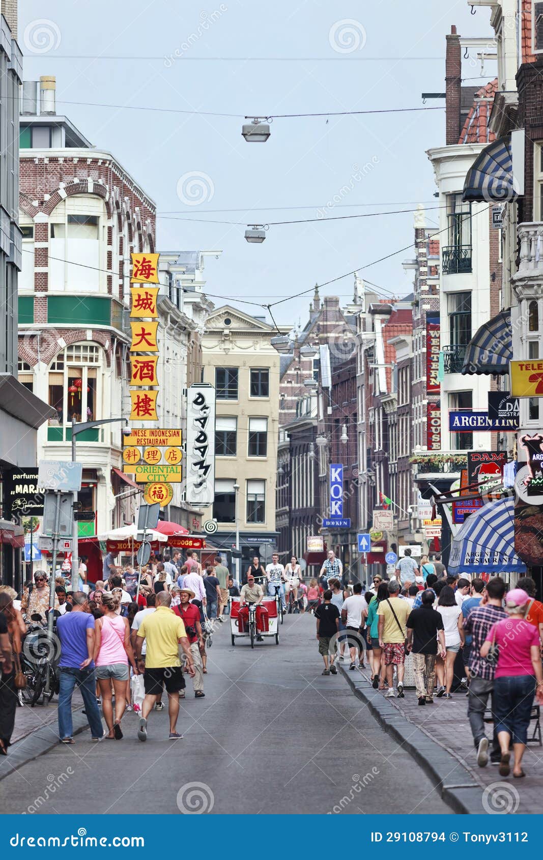 游人在Damstraat，阿姆斯特丹，荷兰. AMSTERDAM-AUG. 19日2012年： 游人质量Damstraat的。 阿姆斯特丹有15,749,000个每年访客。 延长城市是6,800个第16个，第17个和18世纪大厦和51个博物馆。