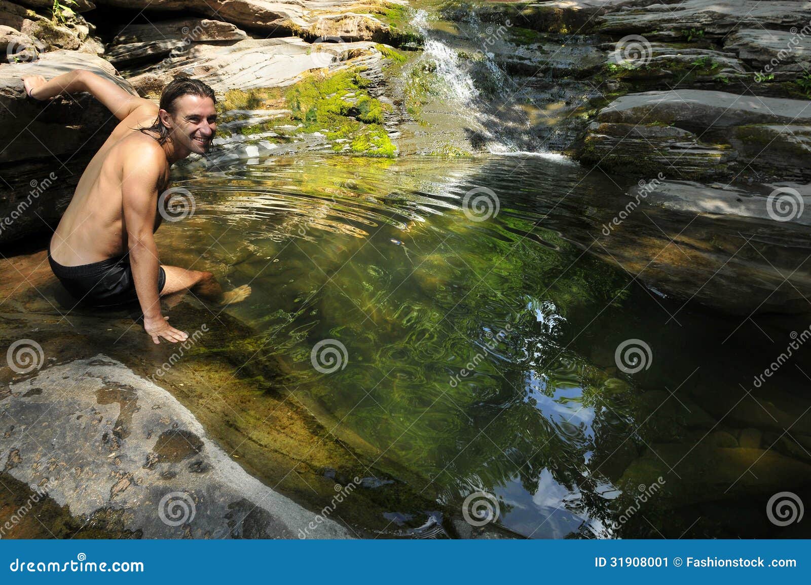 在瀑布下游泳的人 · 免费素材图片