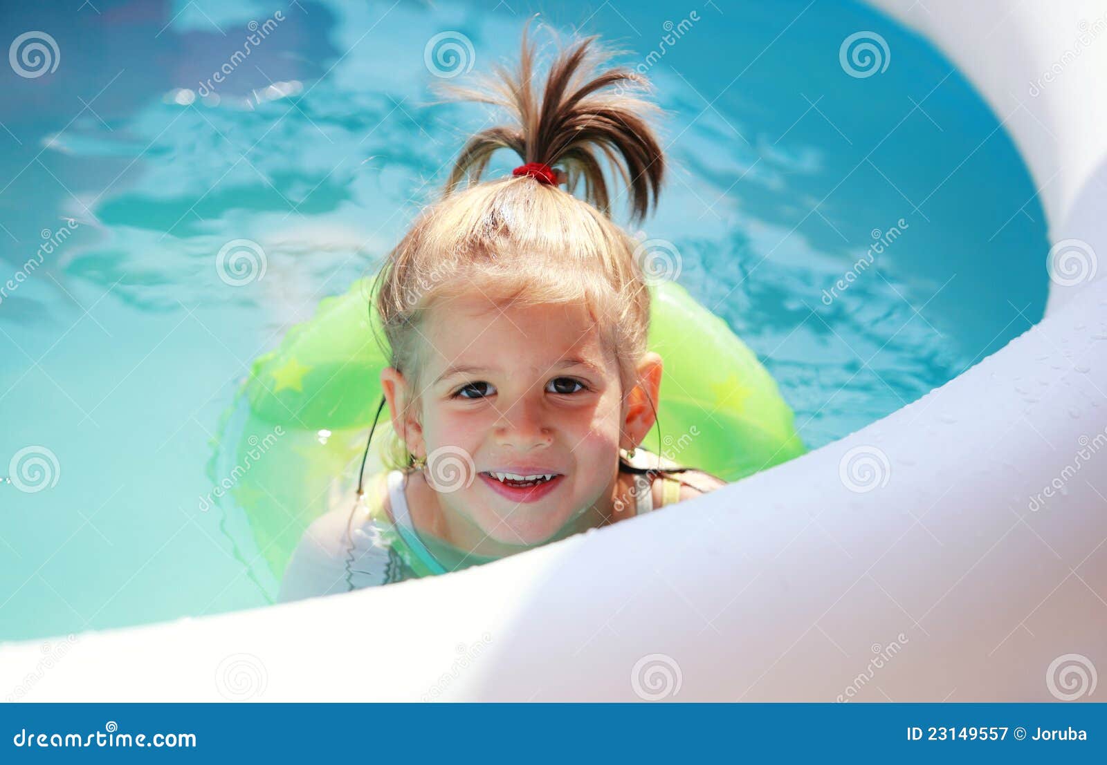 小男孩游泳背景图片-小男孩游泳背景素材下载-觅知网