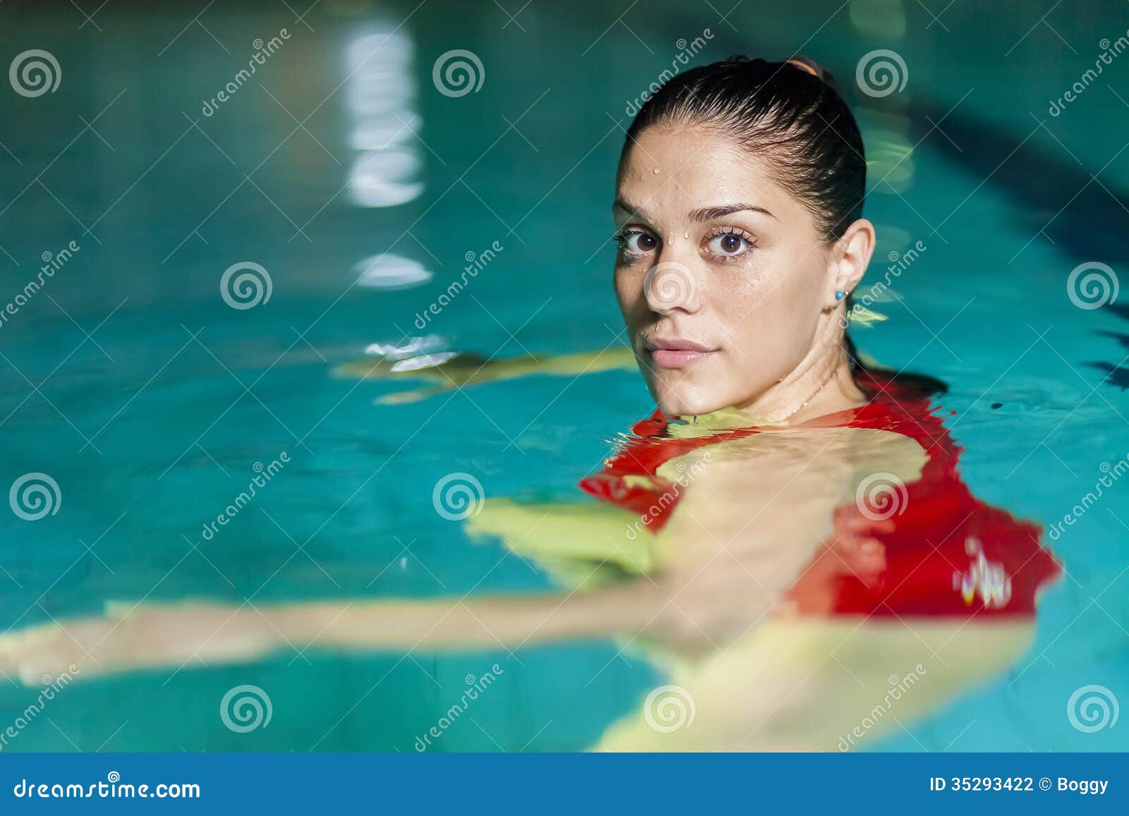 在水下游泳池中游泳的人高清摄影大图-千库网