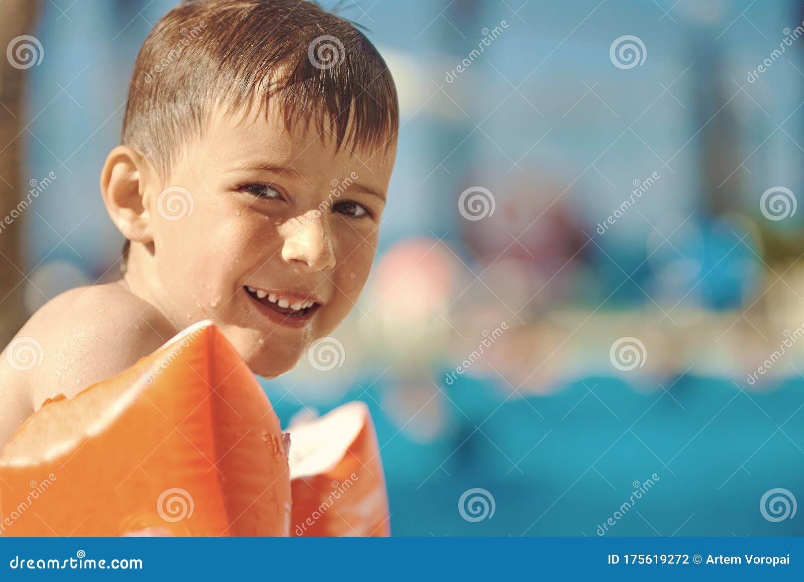 游泳池的女孩 库存照片. 图片 包括有 快乐, 海洋, 微笑, 蓝色, 童年, 孩子, 白种人, 女儿 - 107123538