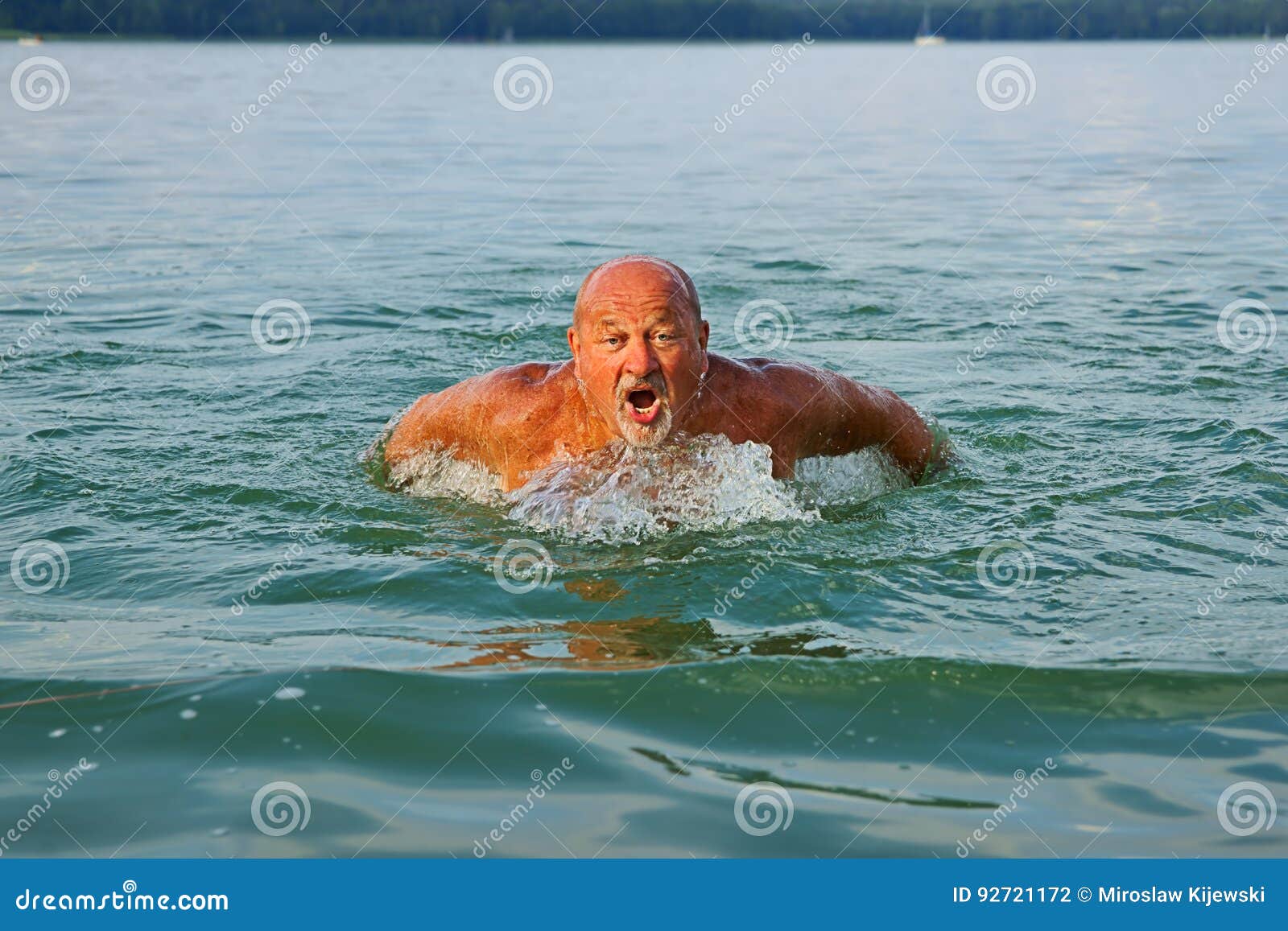 南湖晨泳會: 老人游泳比賽