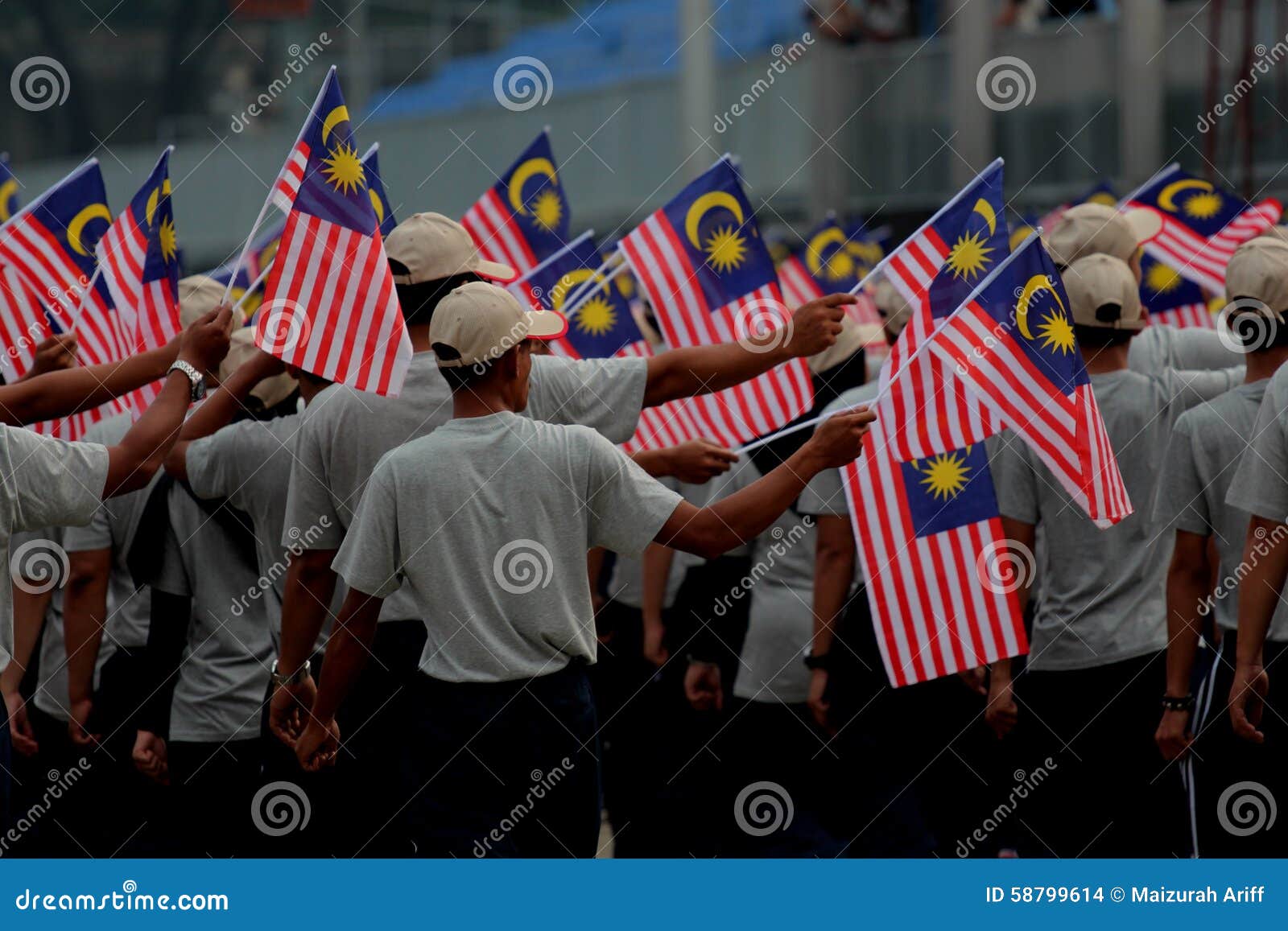 马来西亚人在传统服装摆在演播室 — 图库照片©eskaylim＃177339086