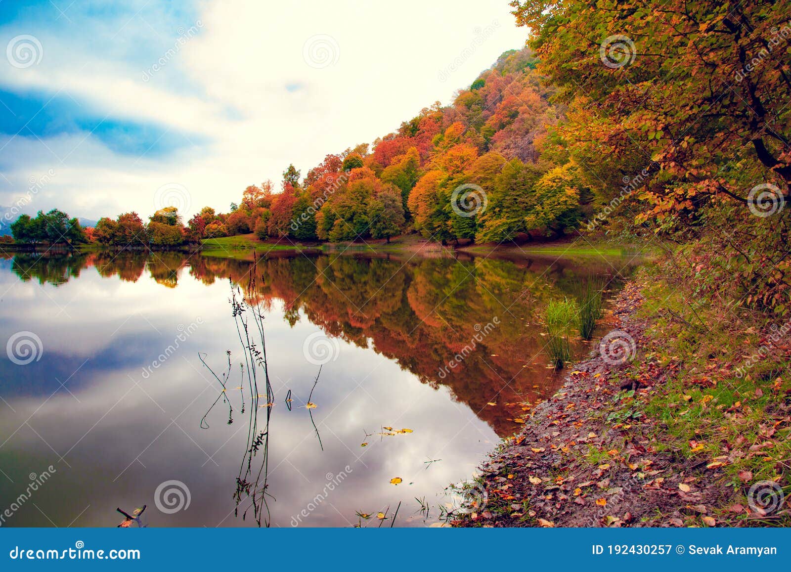 秋天山林里面的湖泊图片素材-编号39087698-图行天下