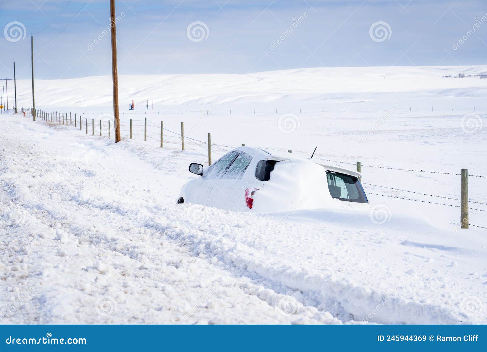 代县交警对积雪道路进行撒盐，确保交通安全。雪天路滑|代县|雪天|积雪_新浪新闻
