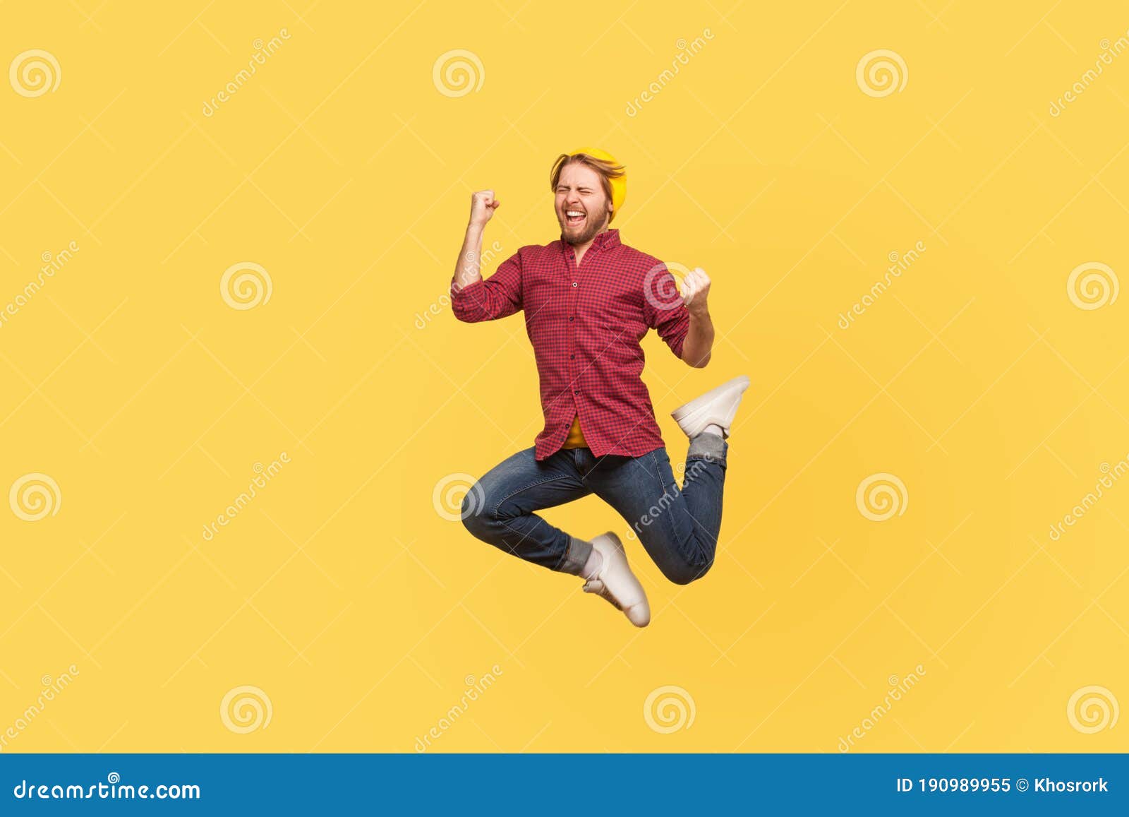 满心欢喜的获胜者在空中蹦蹦蹦跳,高喊着为成功疯狂的喜悦库存 满心欢喜的获胜者在空中蹦蹦蹦跳,高喊着为成功疯狂的喜悦库存