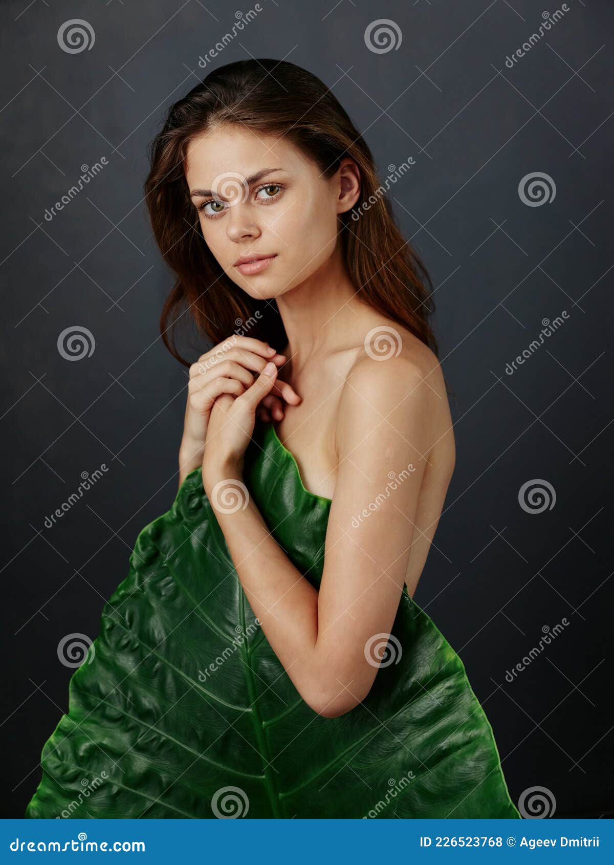男性衬衣的美丽的年轻女人在赤裸身体 库存照片. 图片 包括有 发型, 现有量, 理想, 女孩, 人们, 魅力 - 133883674
