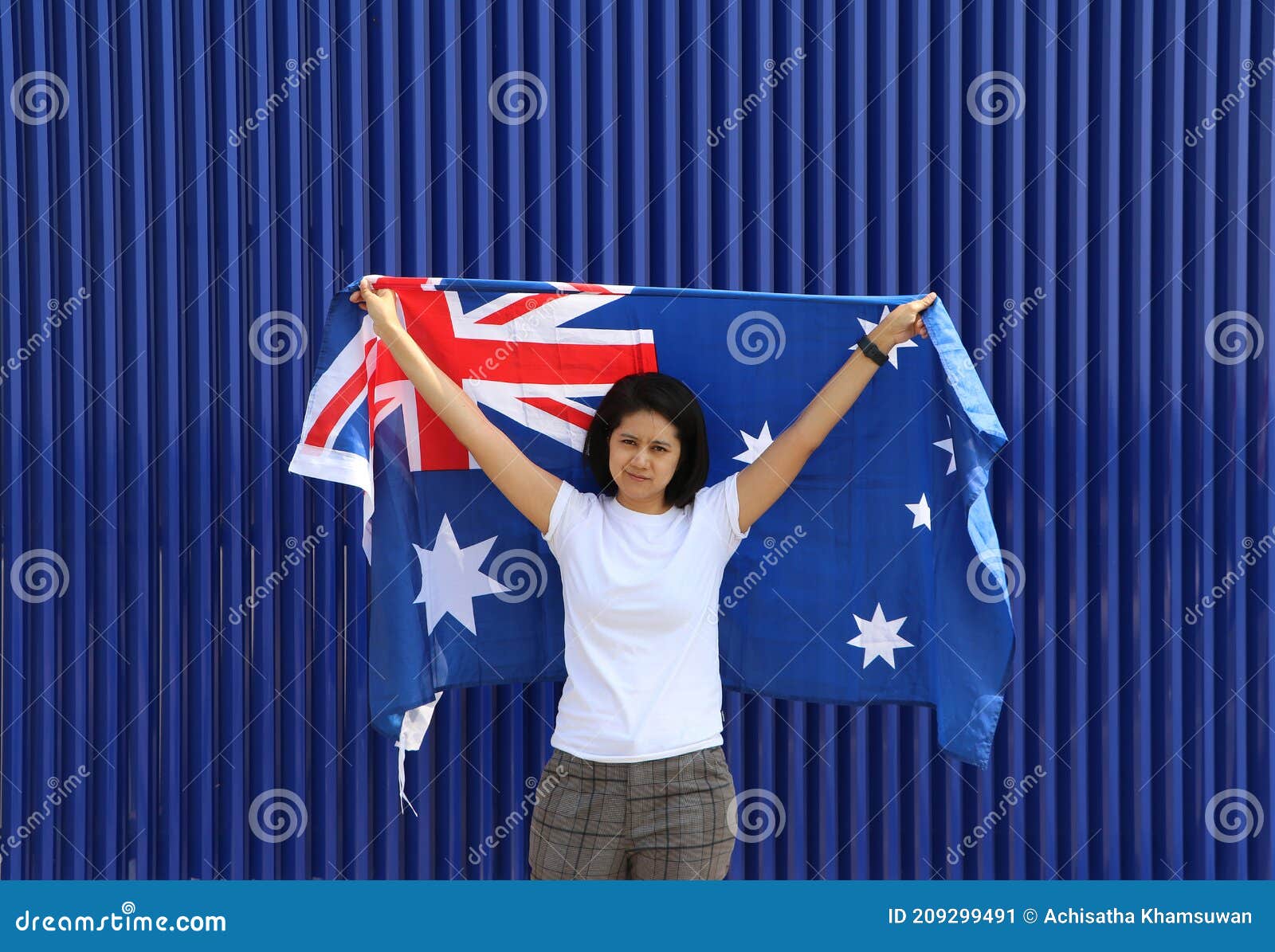 自然景色背景中肩上印有澳大利亚国旗的白衬衫美女 库存照片. 图片 包括有 庆祝, 相当, 背包, 澳大利亚 - 209299540