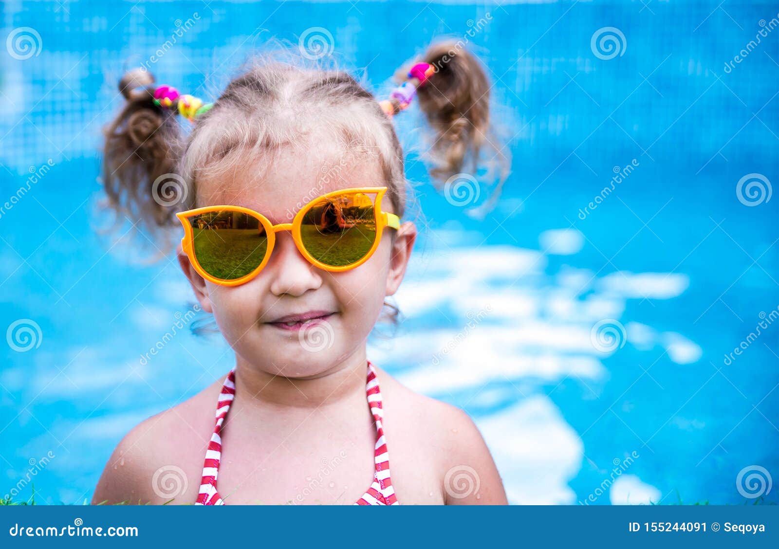 游泳池的小女孩 库存照片. 图片 包括有 享受, 愉快, 玩具, 甜甜, 休闲, 游泳, 消遣, 喜悦, 白种人 - 27872692