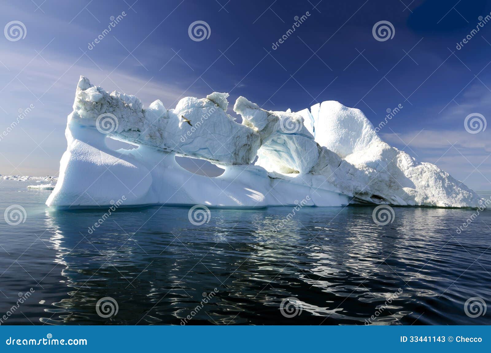 漂浮在Disko海湾的三个孔冰山. 冰山是终止了冰川或冰架淡水冰的一个大片断和自由地浮动在开阔水域。它也许后来变得结冰入浮冰块(海冰的一个形式)。作为它漂移入浅水区，它可以进入与海底的联络，指海底过程抠出由冰。

由于密度纯净的冰是大约920个kg/m ³和那海水大约1025个kg/m ³，典型地冰山的容量的仅九分之一水面上。水下的部分的形状可以是难通过看在表面上的部分判断。