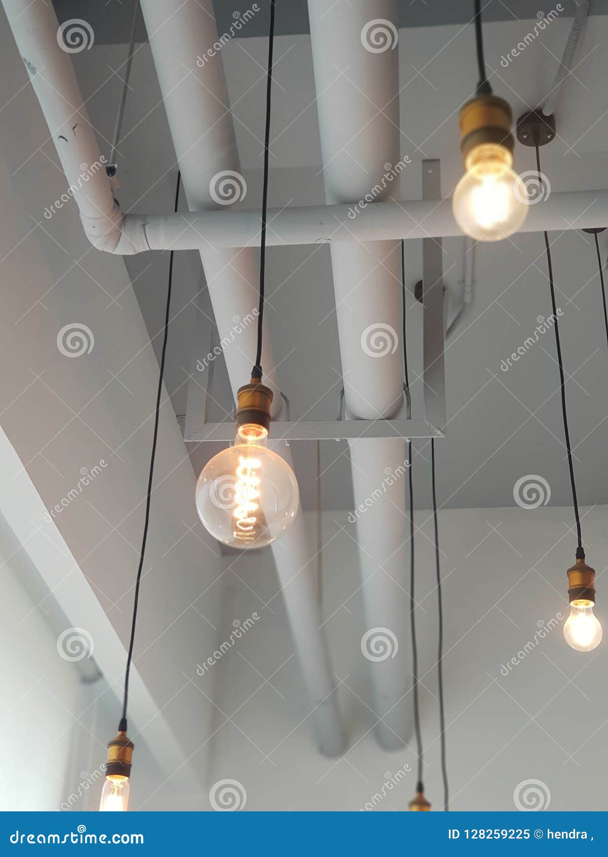漂浮在您的办公室天空的电灯泡有背景用管道输送