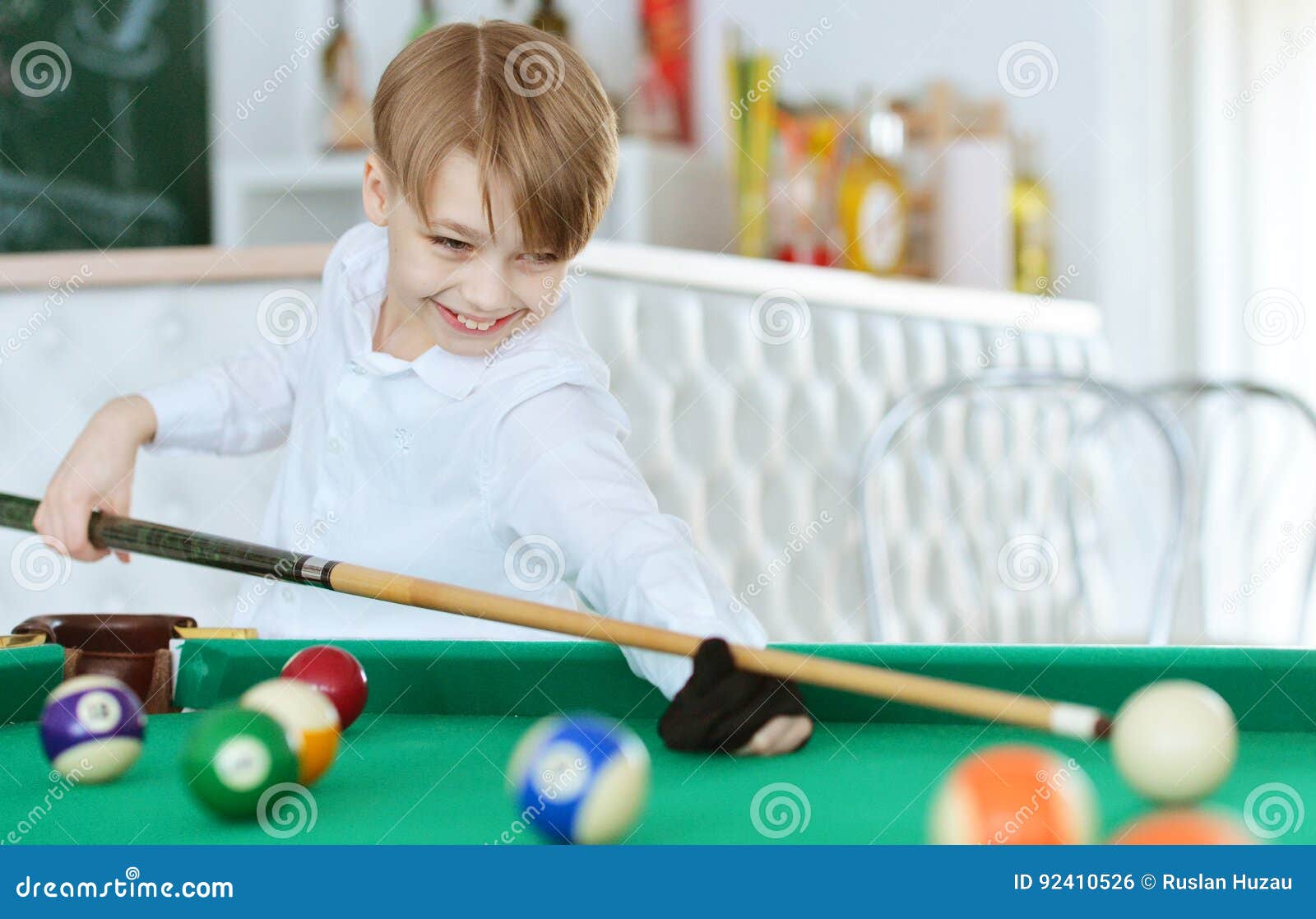 逗人喜爱的小男孩获得打台球的乐趣在公园运动场 库存照片. 图片 包括有 活动家, 女演员, 享用, 一个 - 148303164