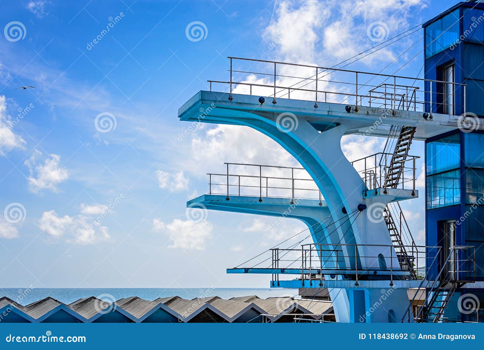 潜水的高塔在公开游泳池和夏天天空与鸥作为背景 葡萄酒视觉 概念 库存照片 图片 包括有 平台, 会议室 118438692