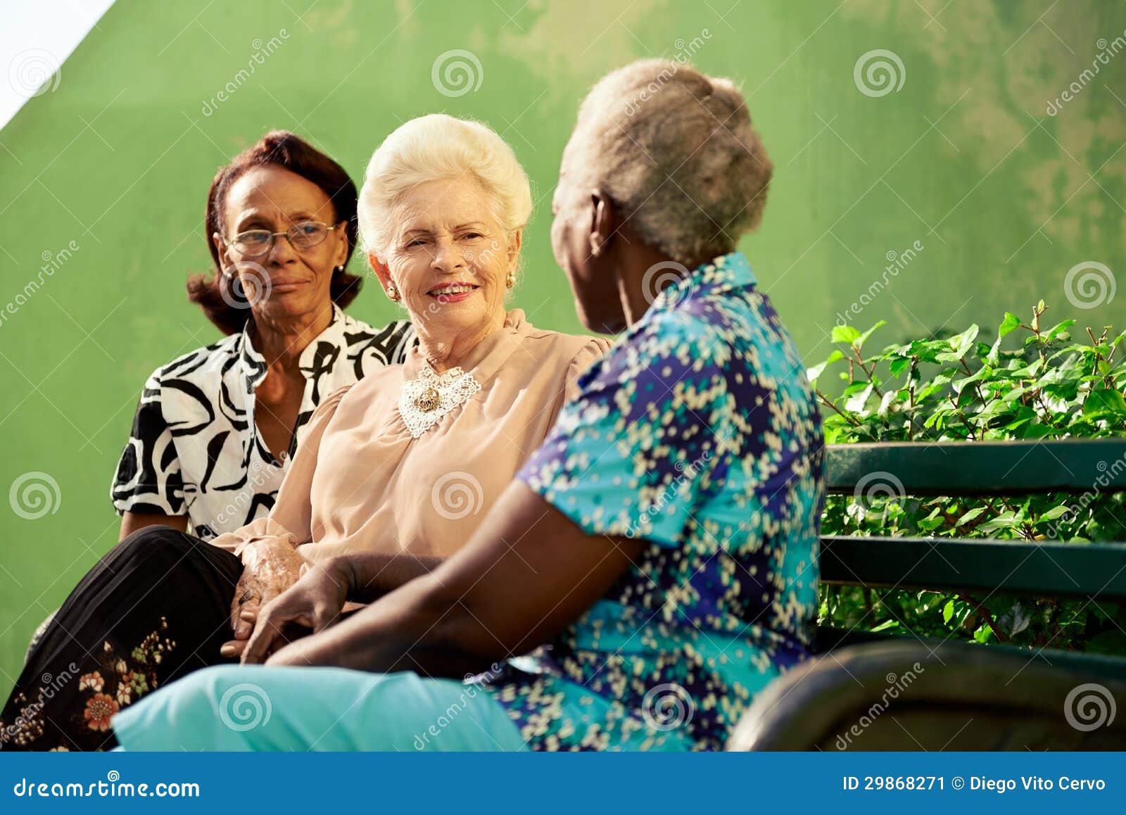 黑人白人妇女 库存图片. 图片 包括有 友谊, 激情, 富感情的, 晒裂, 男人, 破擦声, 电话会议, 女性 - 7337871