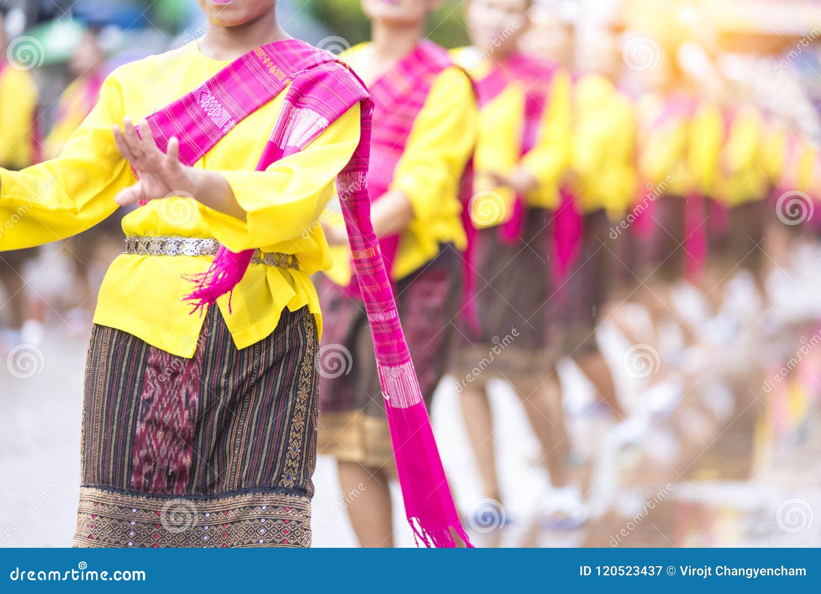 小圆面包轰隆Fai -火箭队节日，开始泰国东北地方的文化雨季，泰国跳舞