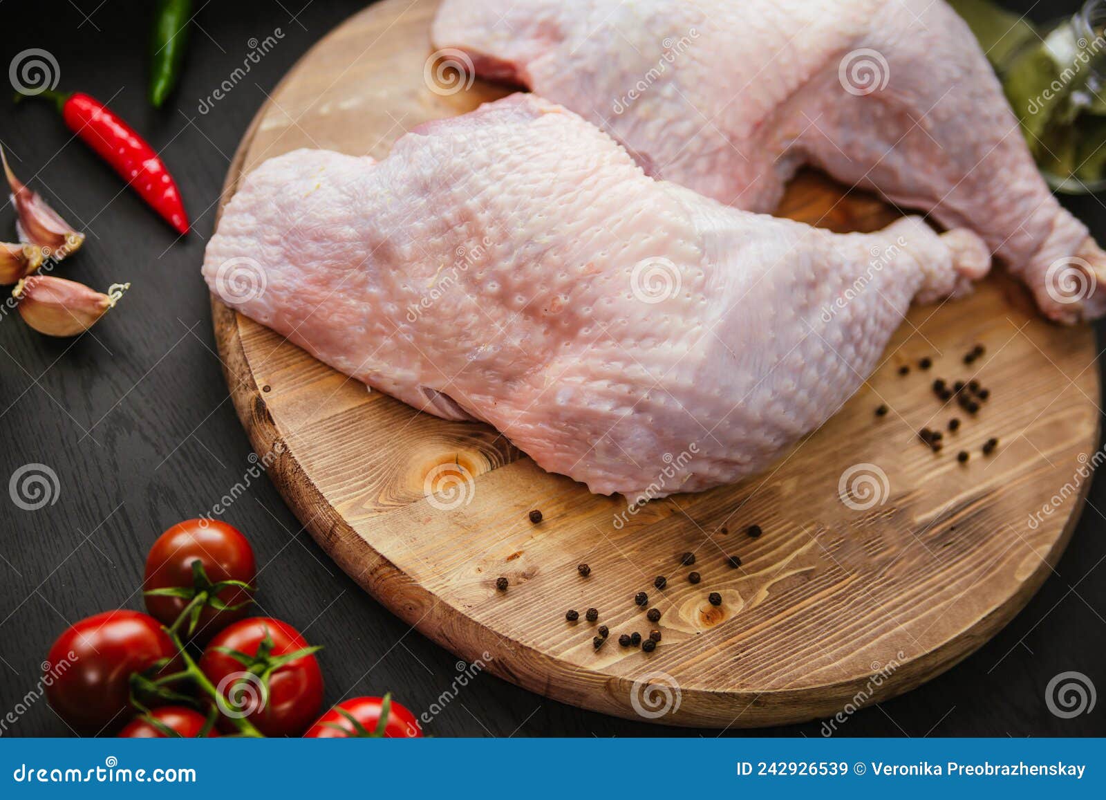 原始的火鸡腿 库存照片. 图片 包括有 蕃茄, 食物, 准备, 红色, 检查, 充分, 火鸡, 长度, 工作室 - 55673640