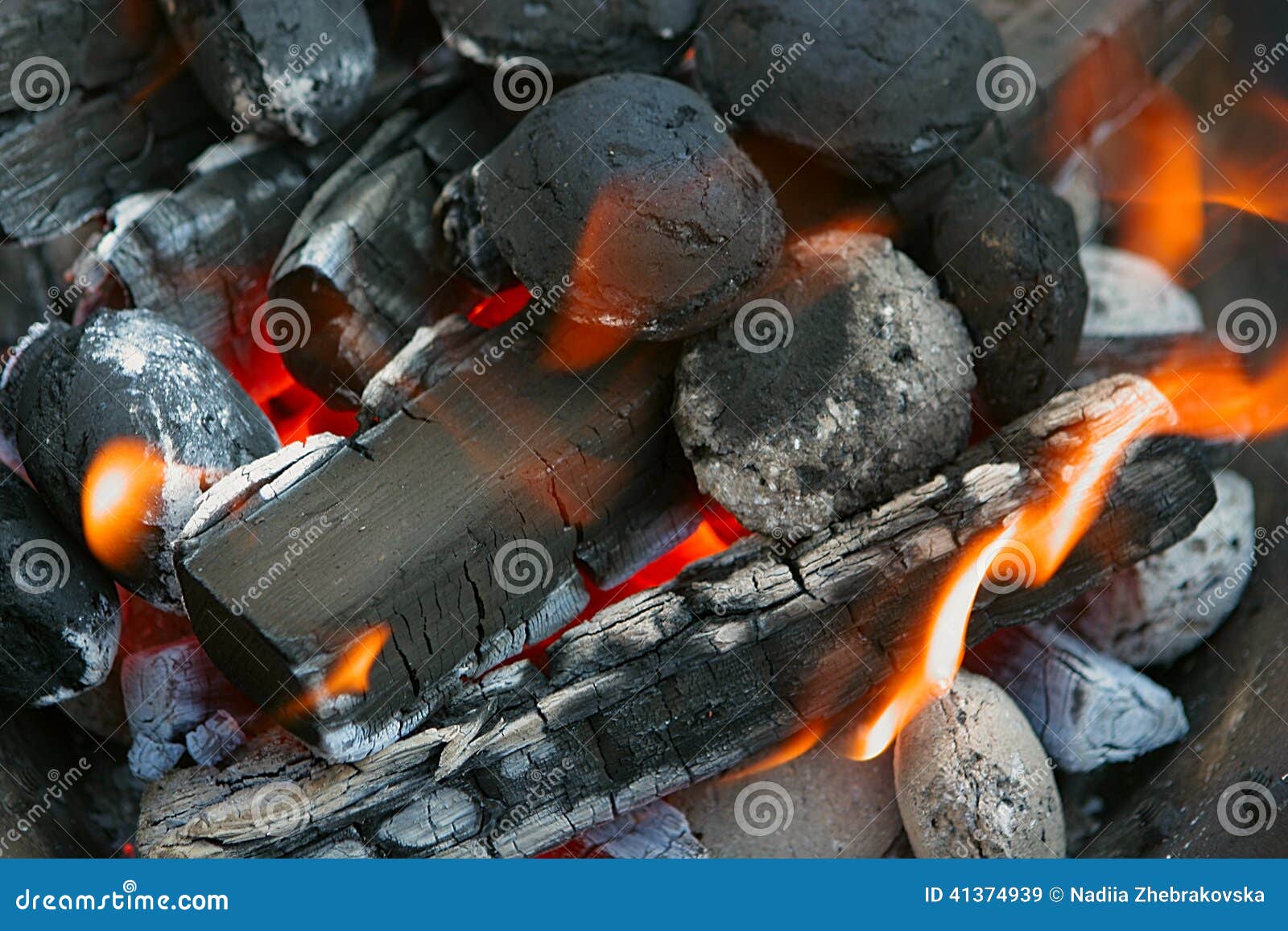 木炭燃烧图片素材-编号08637546-图行天下