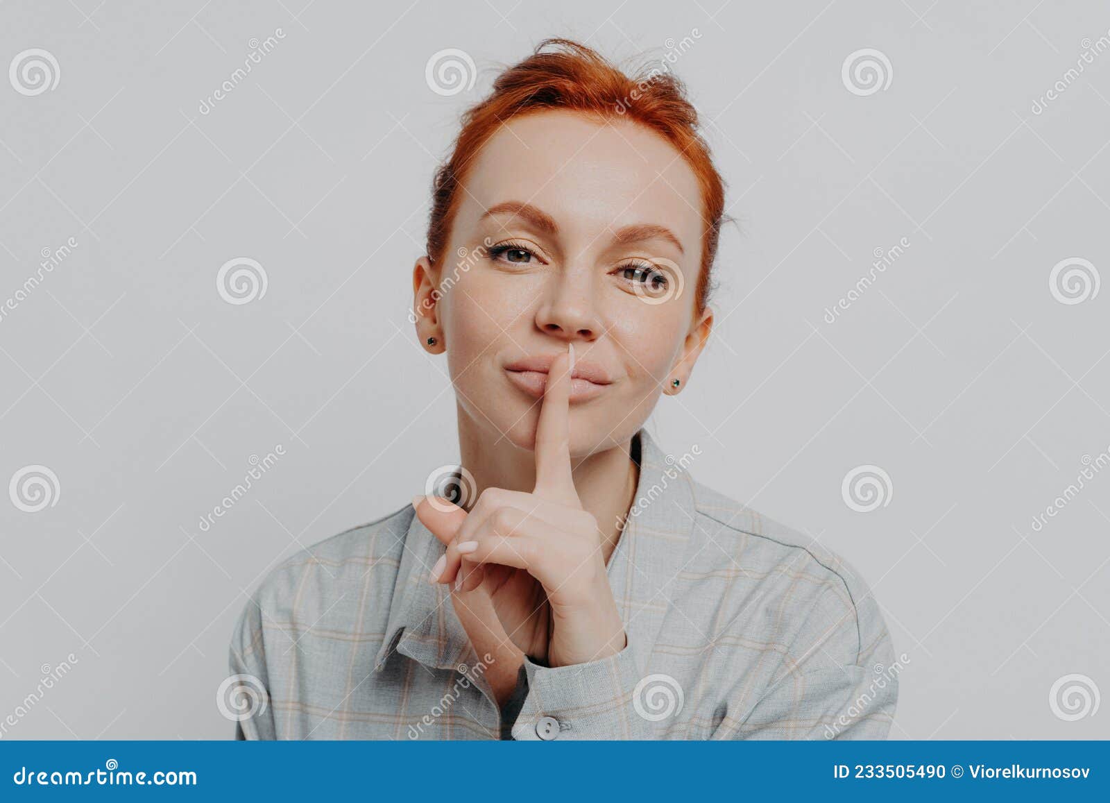 安静。手指放在红唇上的女人露出了嘘嘘。黑底蕾丝面具的性感女孩。图片免费下载-5097060937-千图网Pro