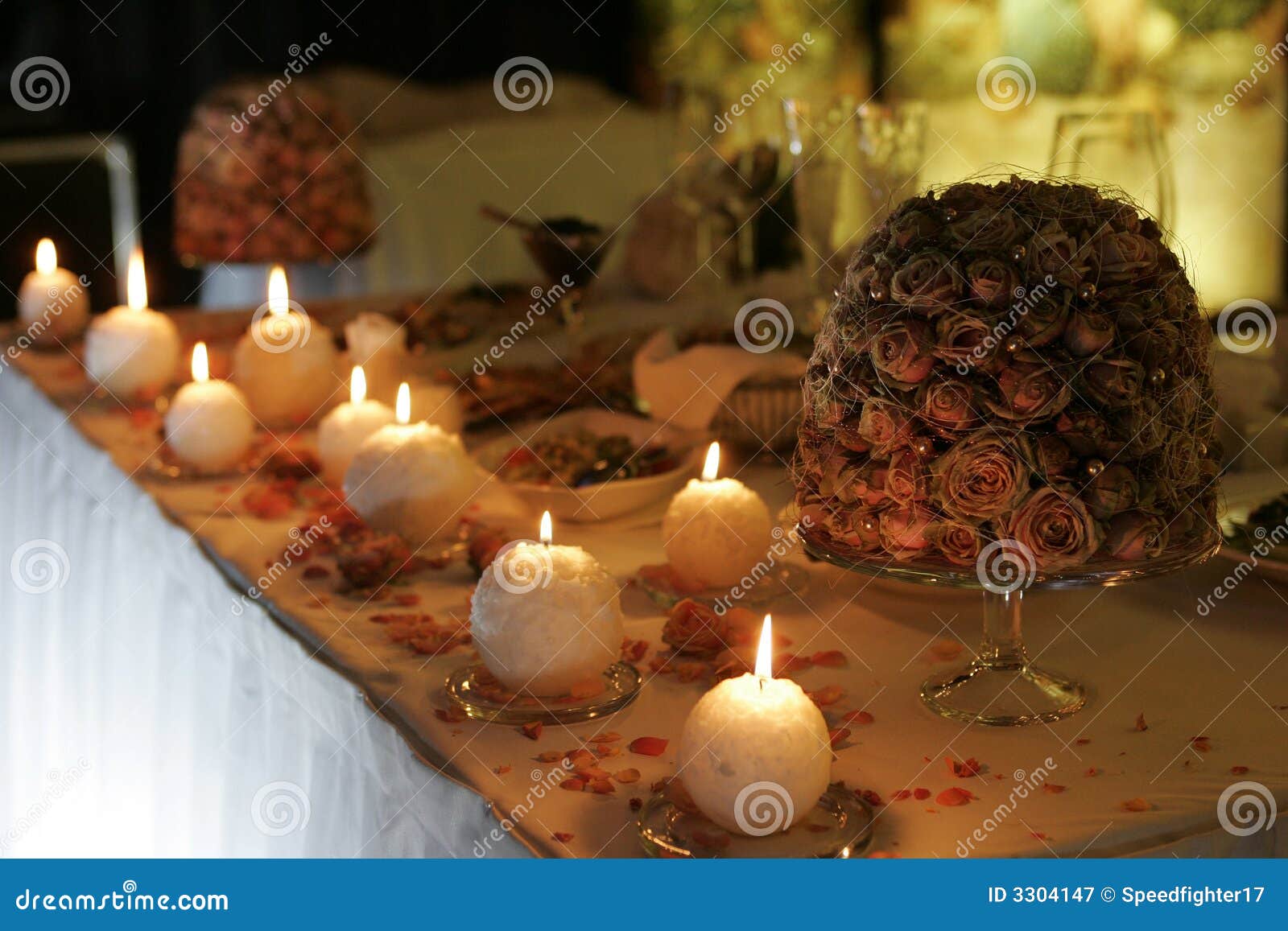 灼烧的蜡烛表. 灼烧的蜡烛装饰了被看见一些表的花