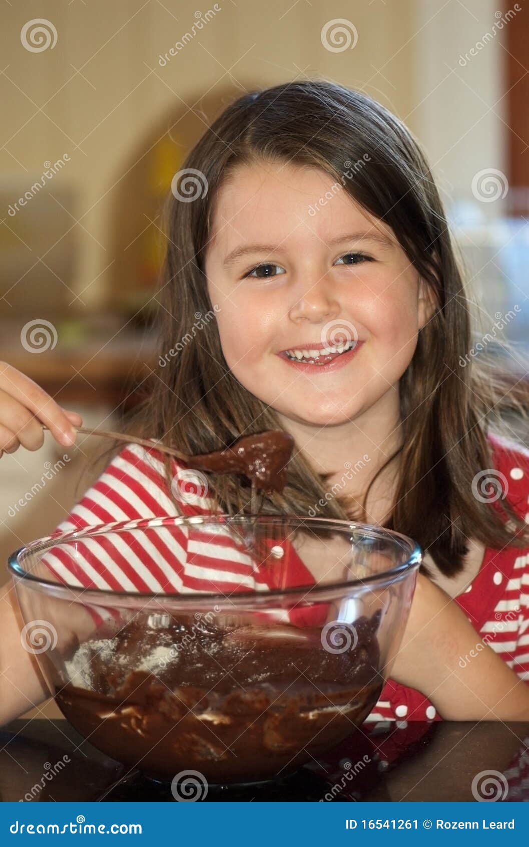 聖誕節吃巧克力的小女孩 照片背景圖桌布圖片免費下載 - Pngtree