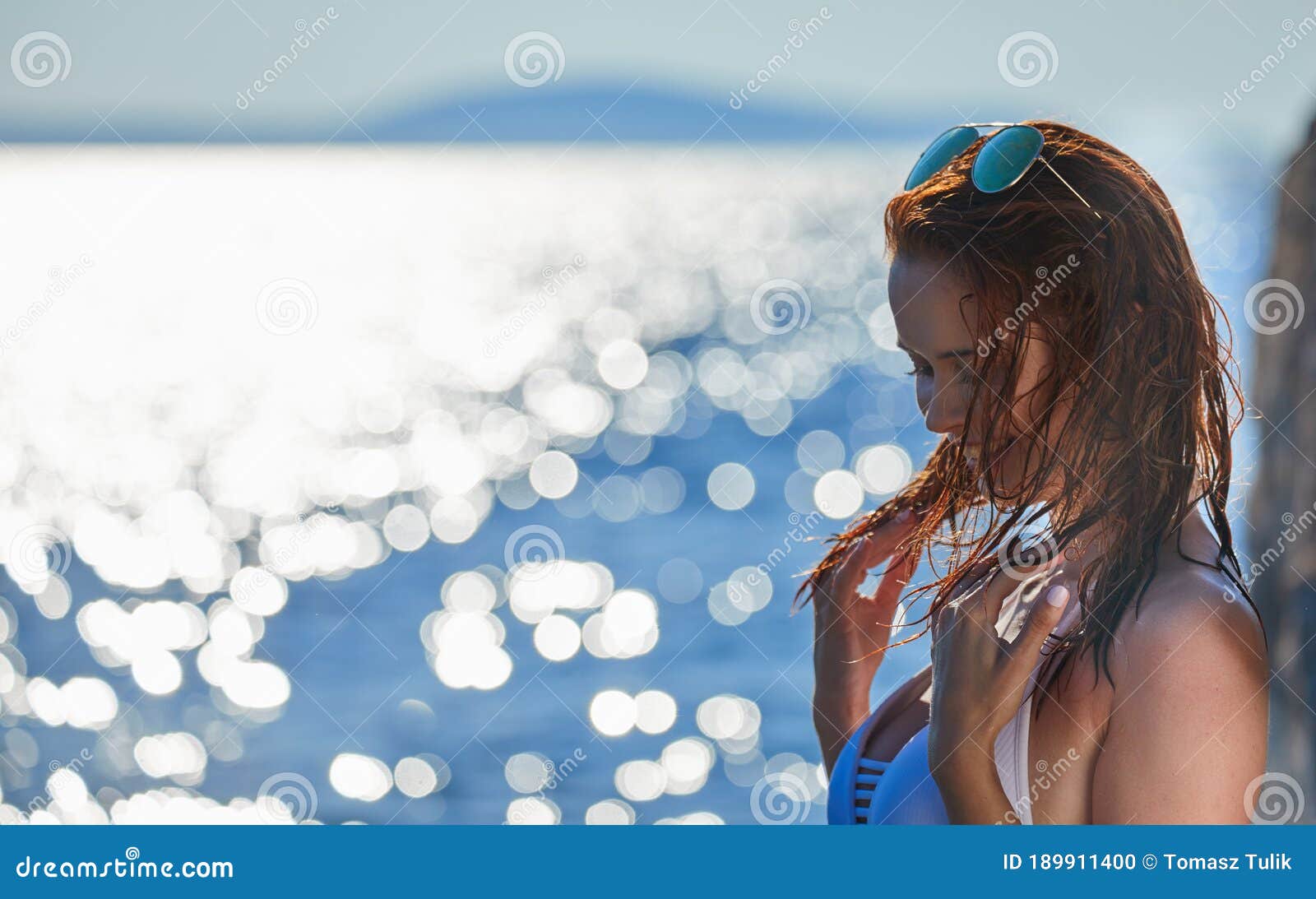 比基尼泳装的妇女在海滩 库存图片. 图片 包括有 乐趣, 设计, 沙子, 一个, 放松, 室外, 头发, 纵向 - 32732133
