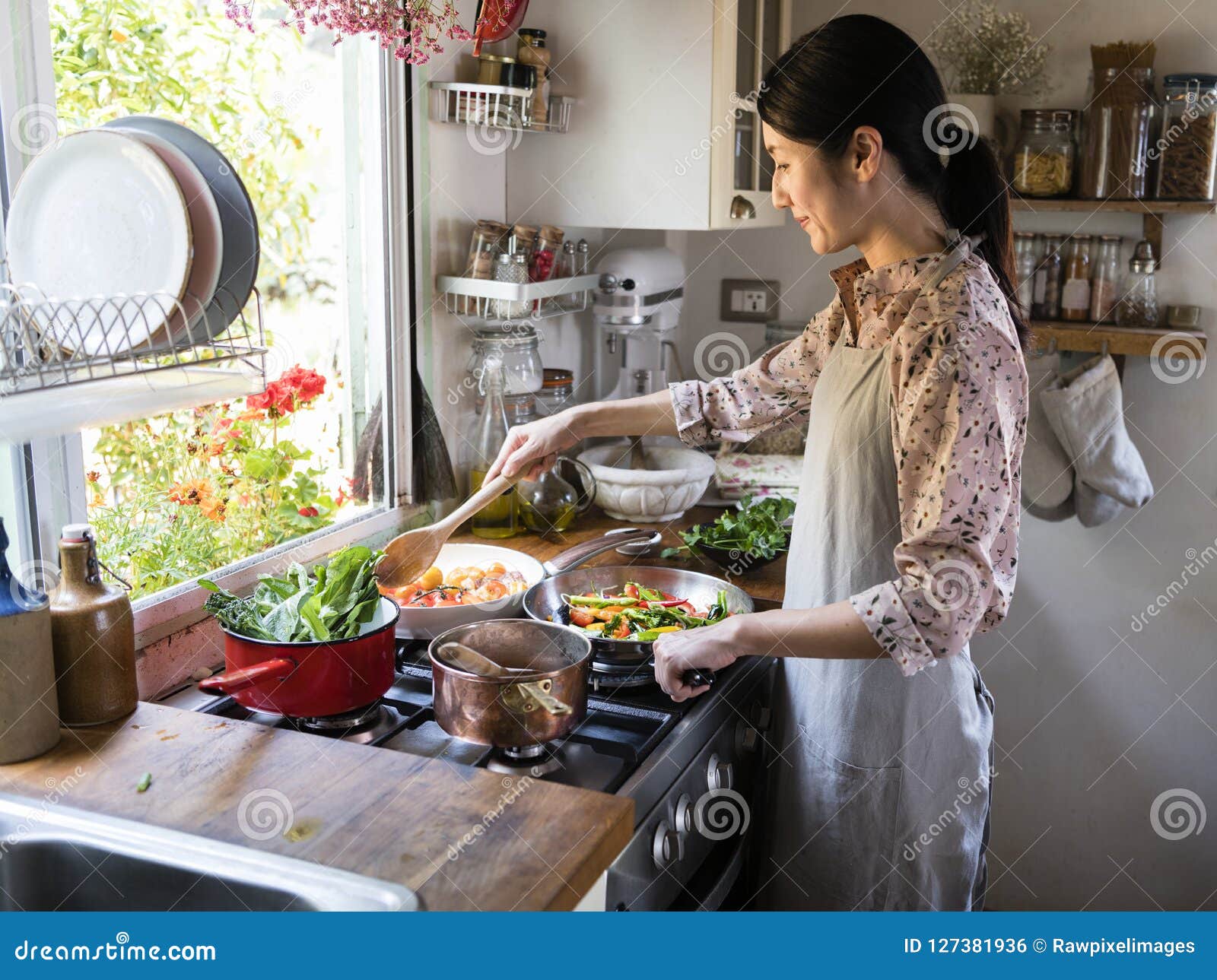 青年女人在家做饭照片摄影图片_ID:417194575-Veer图库