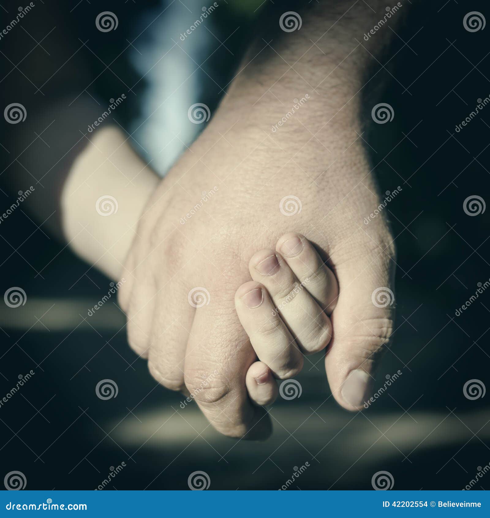 孩子握父亲的手 图库摄影 - 图片: 32062352
