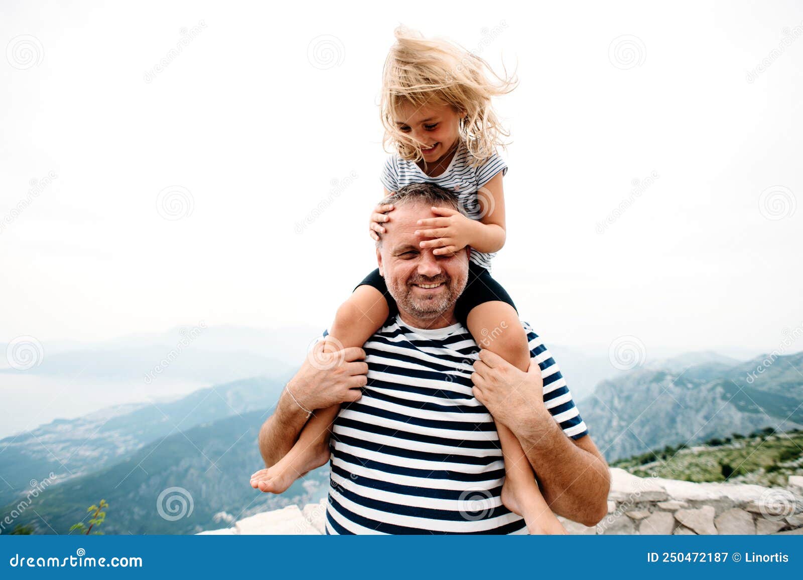 骑在爸爸肩膀上发父子背影高清摄影大图-千库网