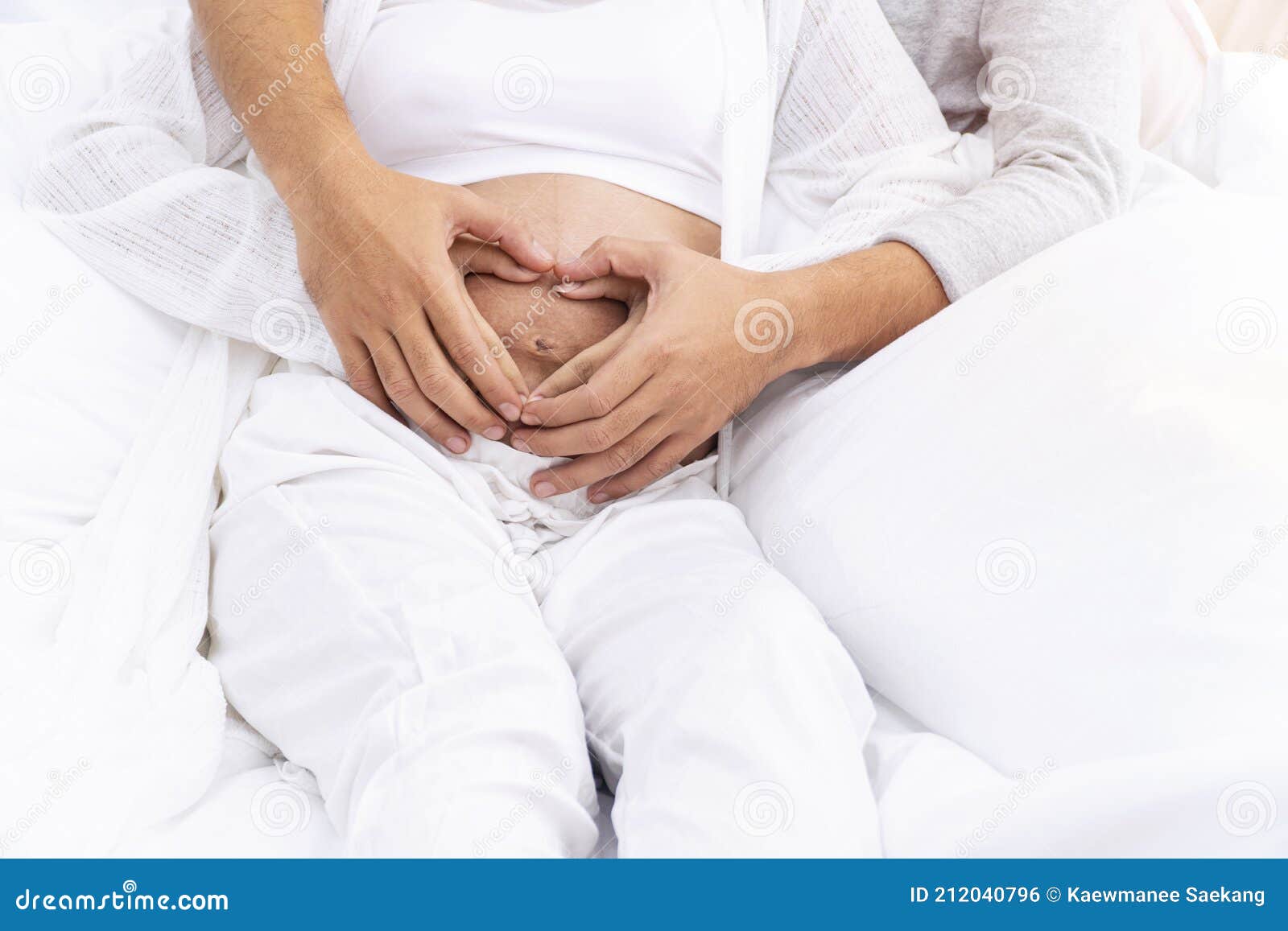 医生在怀孕护理诊所会见未来的父母。怀孕。测试病人的名片。模板为网站，登陆页。平面向量插图。插画图片素材_ID:351021145-Veer图库