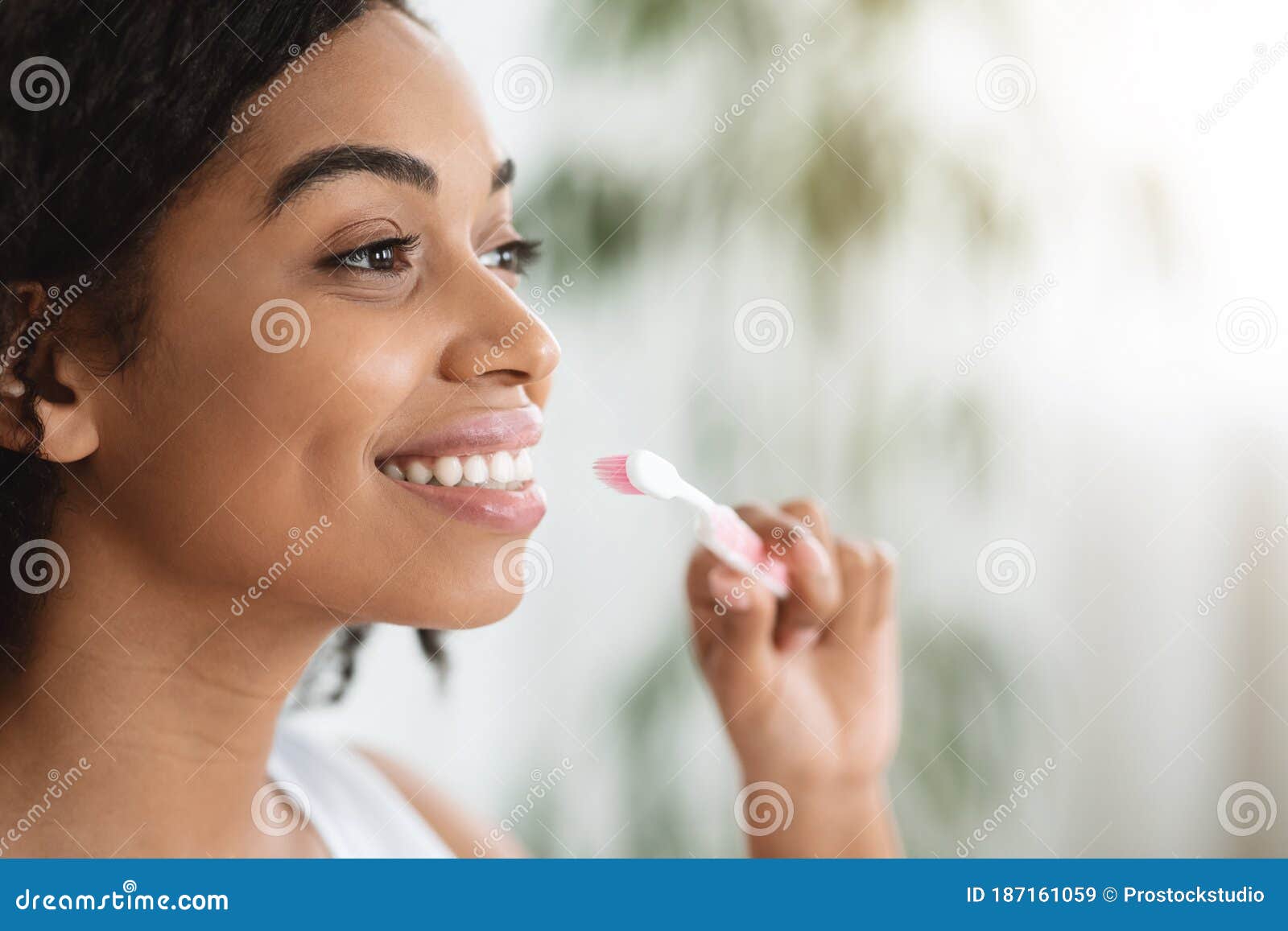 黑人妇女的嘴和牙牙齿检查的 库存图片. 图片 包括有 镜子, 核对, 牙科, 现有量, 投反对票, 关闭 - 47558669