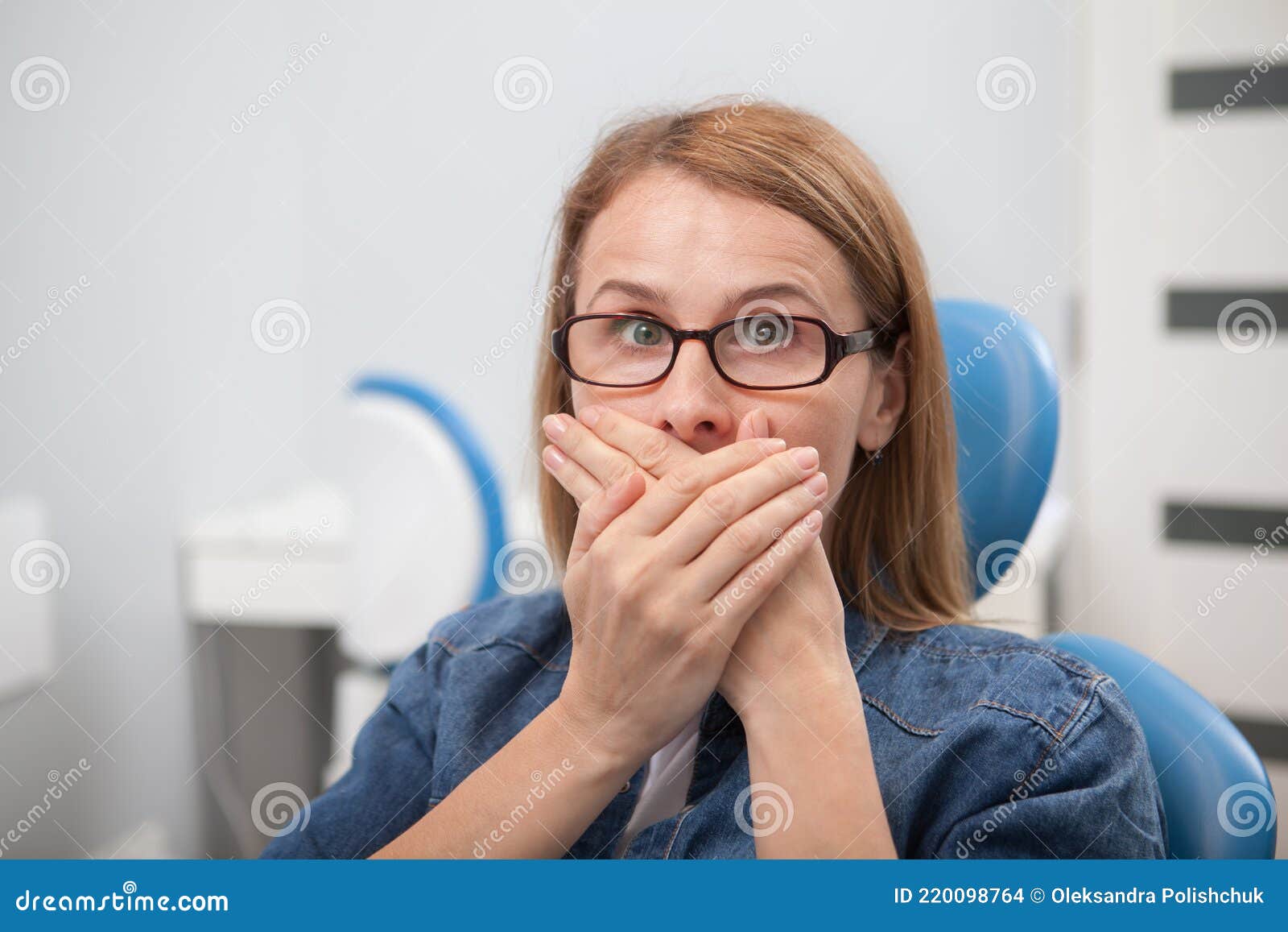 在牙医诊所关闭她嘴的惊吓病人肖像 牙医护理 库存图片. 图片 包括有 女性, 牙科医生, 辅助, 核对 - 160635101