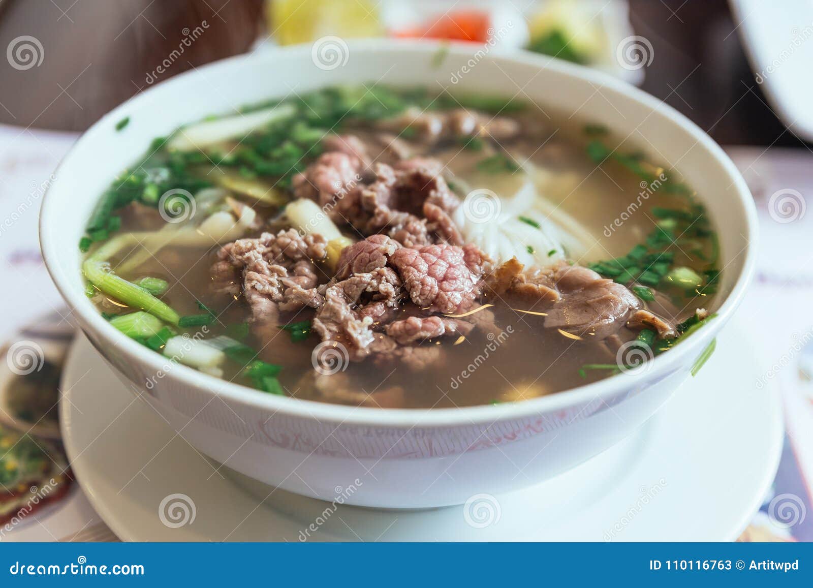 牛肉Pho是包括汤，米线的越南汤称bÃ ¡ Nh Phá” Ÿ，一些个草本和肉 库存图片 图片 包括有 新鲜, 弯脚的 110116763