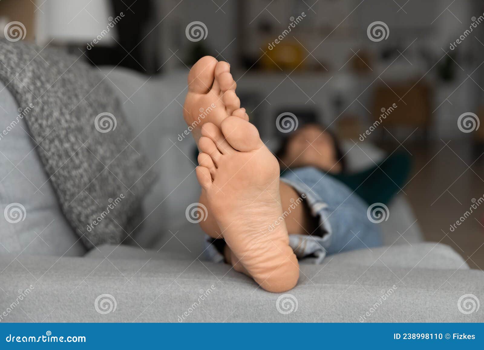 床上女人腿部特写裁剪视图的妇女躺在白色床上与凸起的腿图片下载 - 觅知网