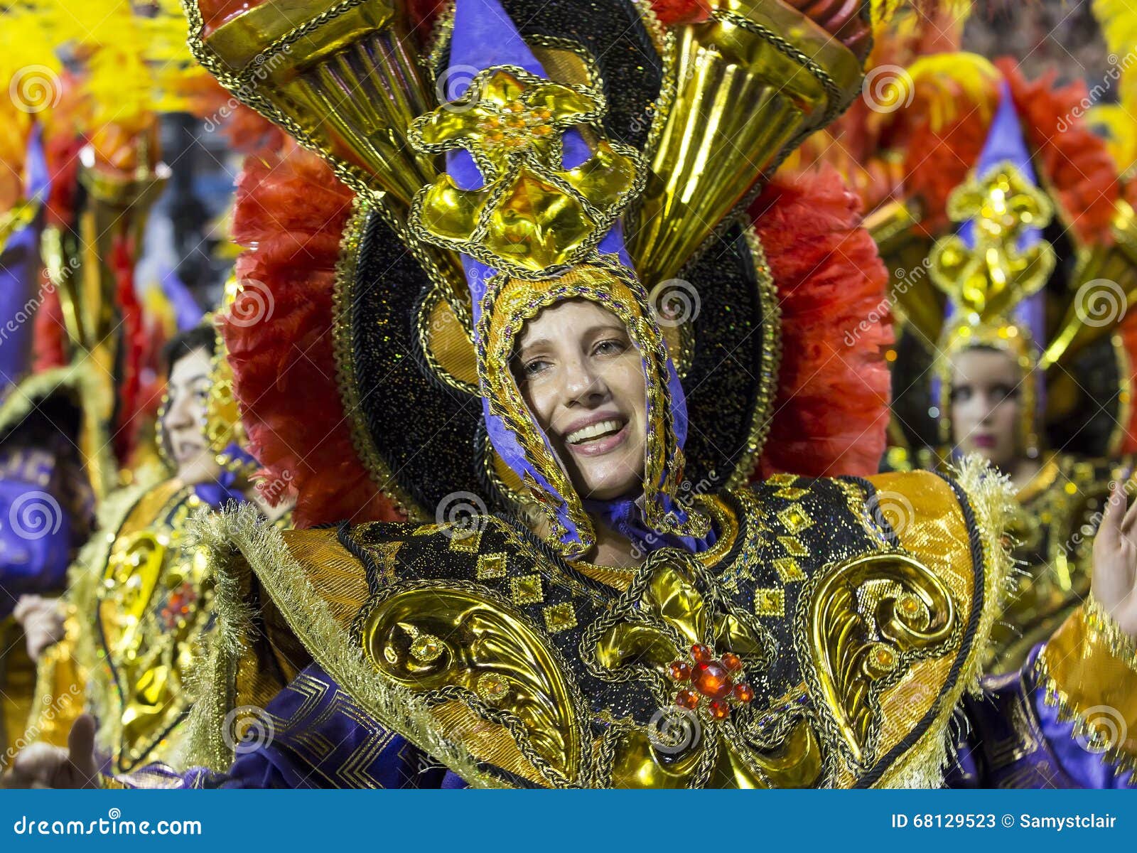 巴西狂欢节究竟有多狂欢？桑巴舞表演热情四射!