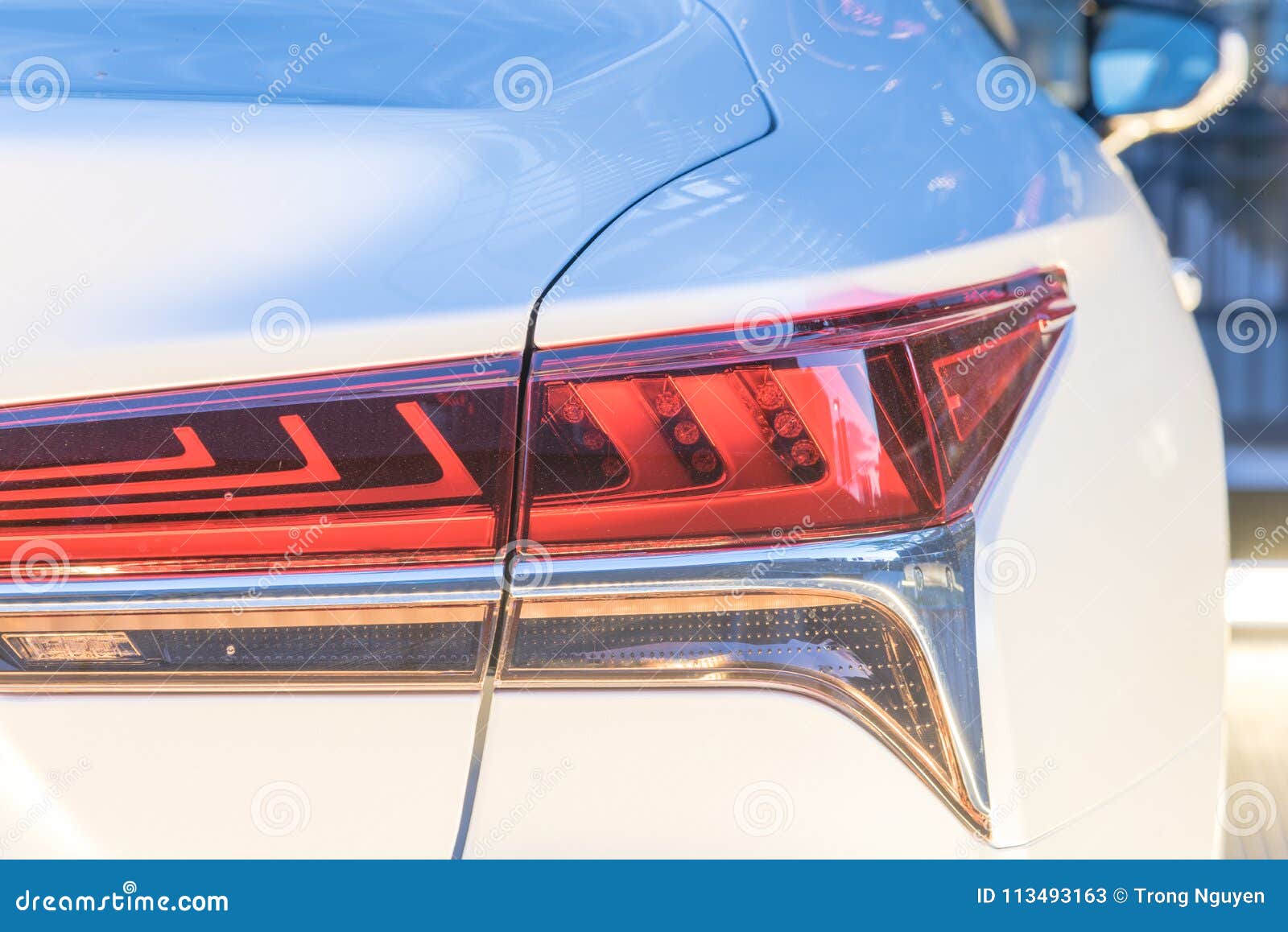 现代白色汽车尾灯特写镜头 库存图片. 图片 包括有 闪亮指示, 豪华, 设计, 红色, 详细资料, 车灯 113493163