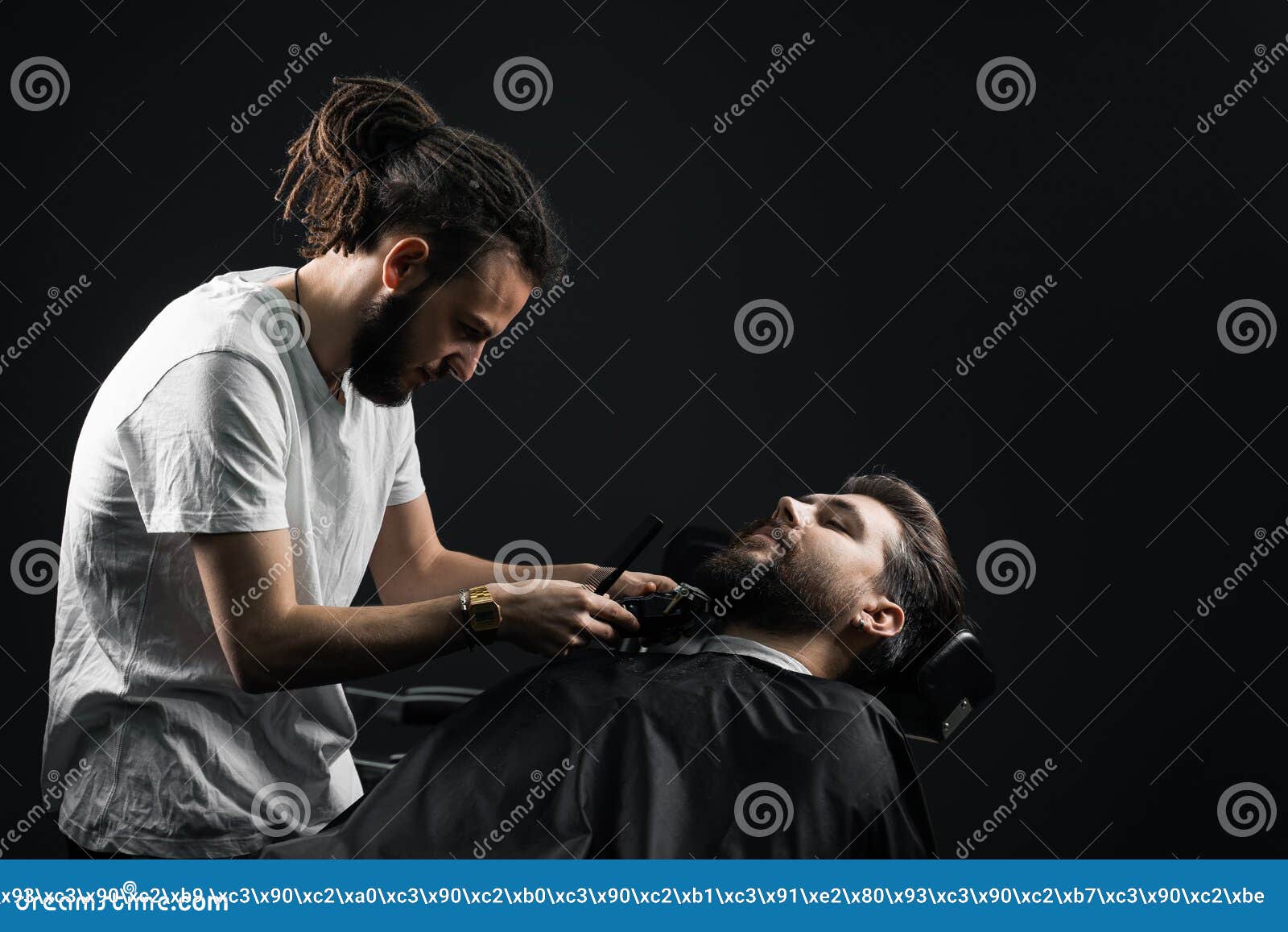 年轻理发师在剃须男子之前加热剃须刀 库存图片. 图片 包括有 白种人, 户内, 修饰, 美发师, 客户机 - 177019269