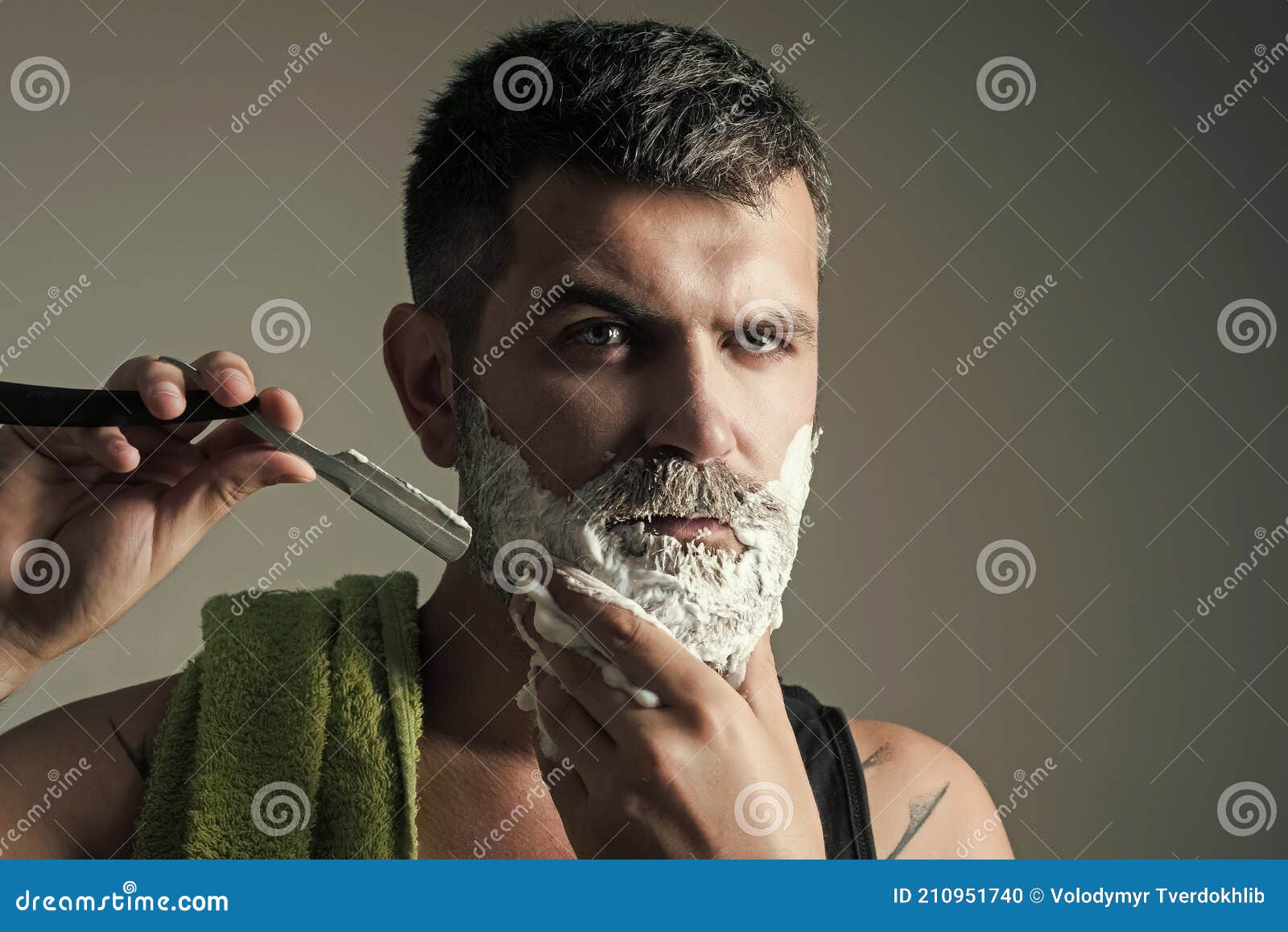 有魅力的年轻赤身裸体男人刮胡子 — 图库照片©Vadymvdrobot＃322585200