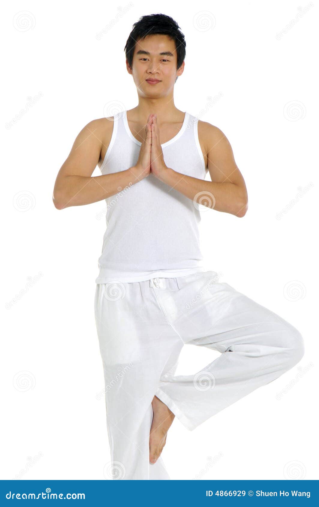 Yoga. 亚洲执行的空间瑜伽年轻人