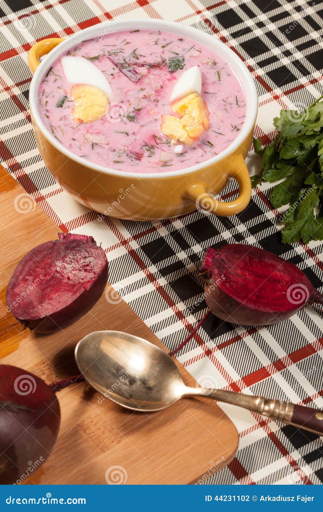 传统俄国冷的汤由甜菜、黄瓜和草本制成用鸡蛋和酸性稀奶油 库存图片 - 图片 包括有 俄语, 厨师: 43477133