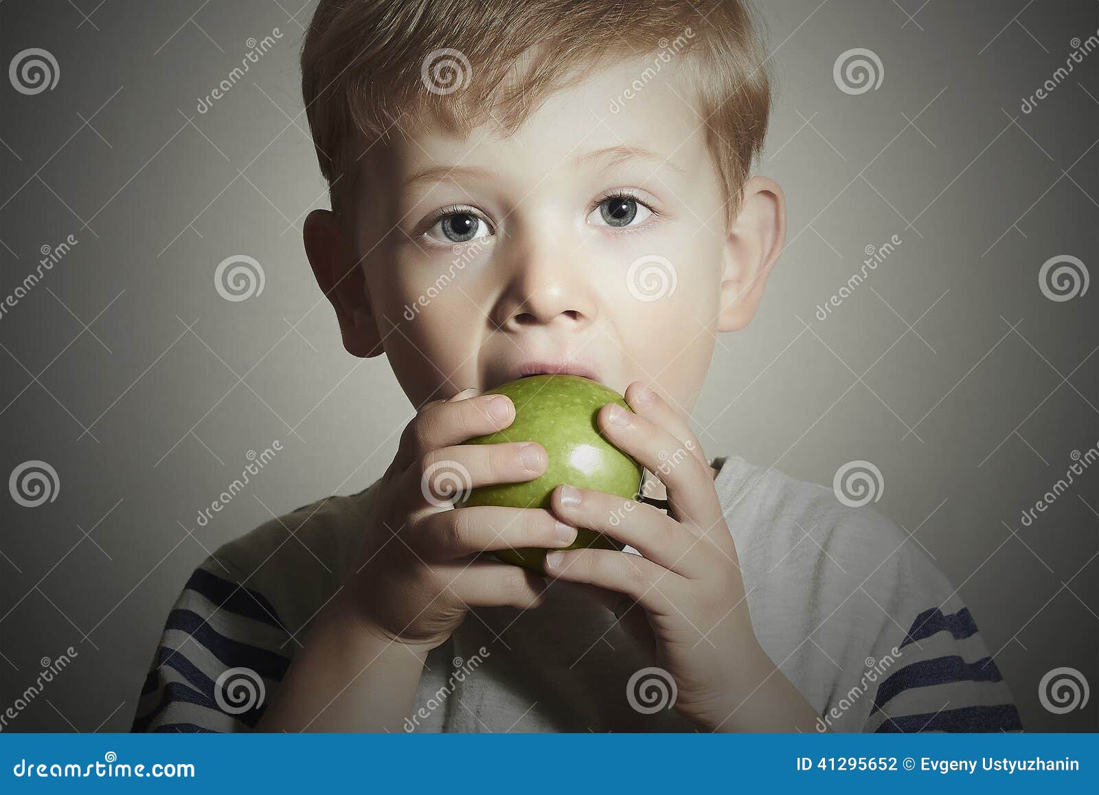 苹果男孩 库存照片. 图片 包括有 食物, 公园, 童年, 男朋友, 现有量, 微笑, 申请人, 暂挂, 年轻 - 14987562