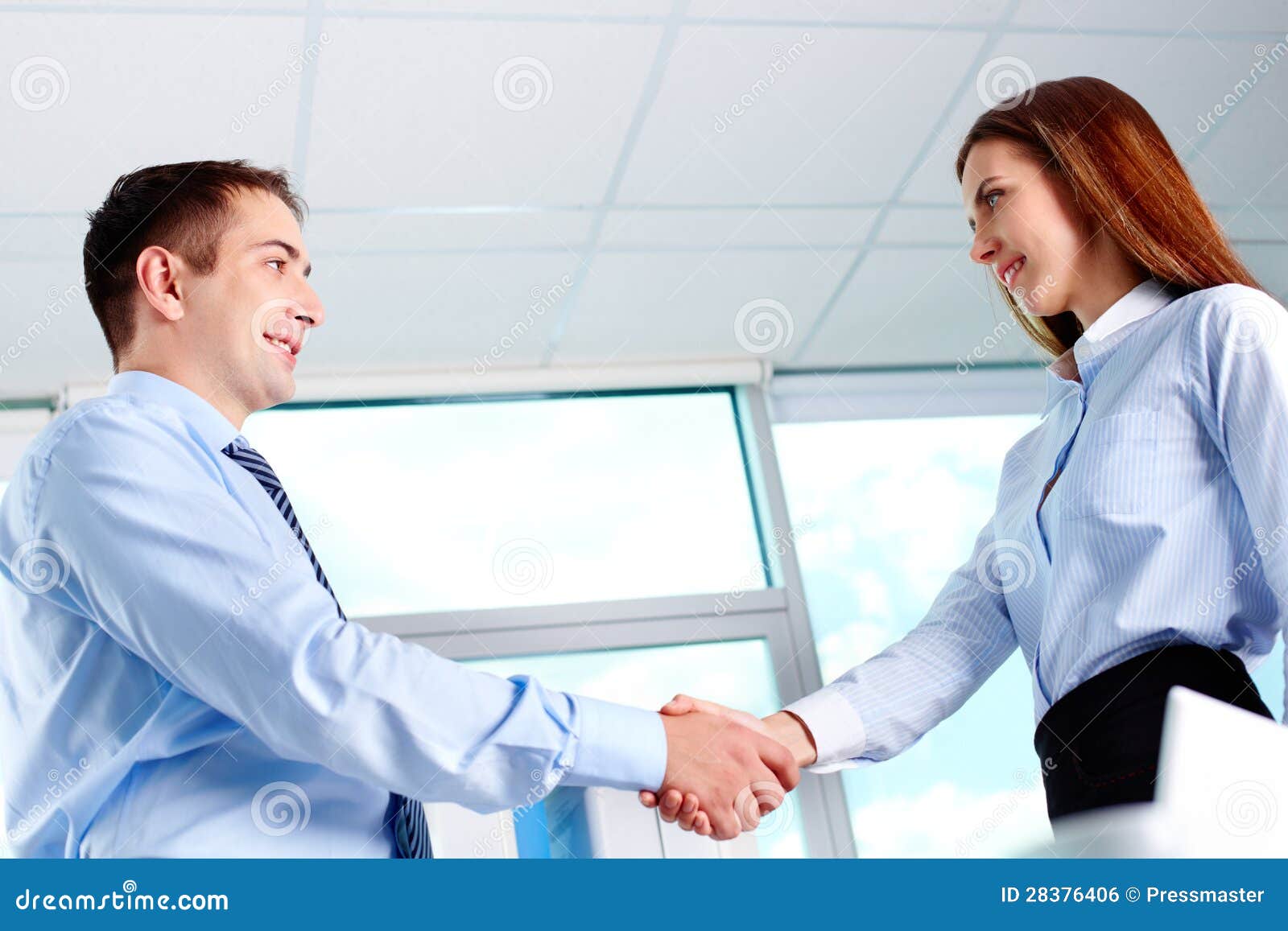 Business deal. 在醒目的交易以后的业务伙伴握手照片