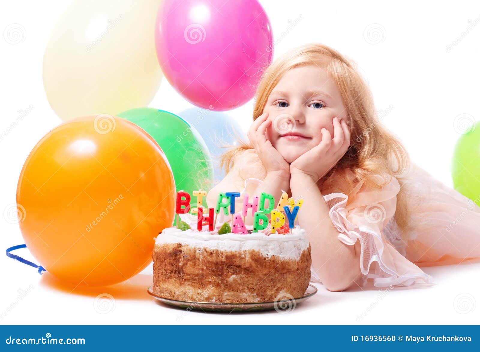 愉快的女孩和她的生日蛋糕 库存图片. 图片 包括有 蛋糕, 华美, 活动, 演奏台, 礼品, 放血, 棚车 - 54211147